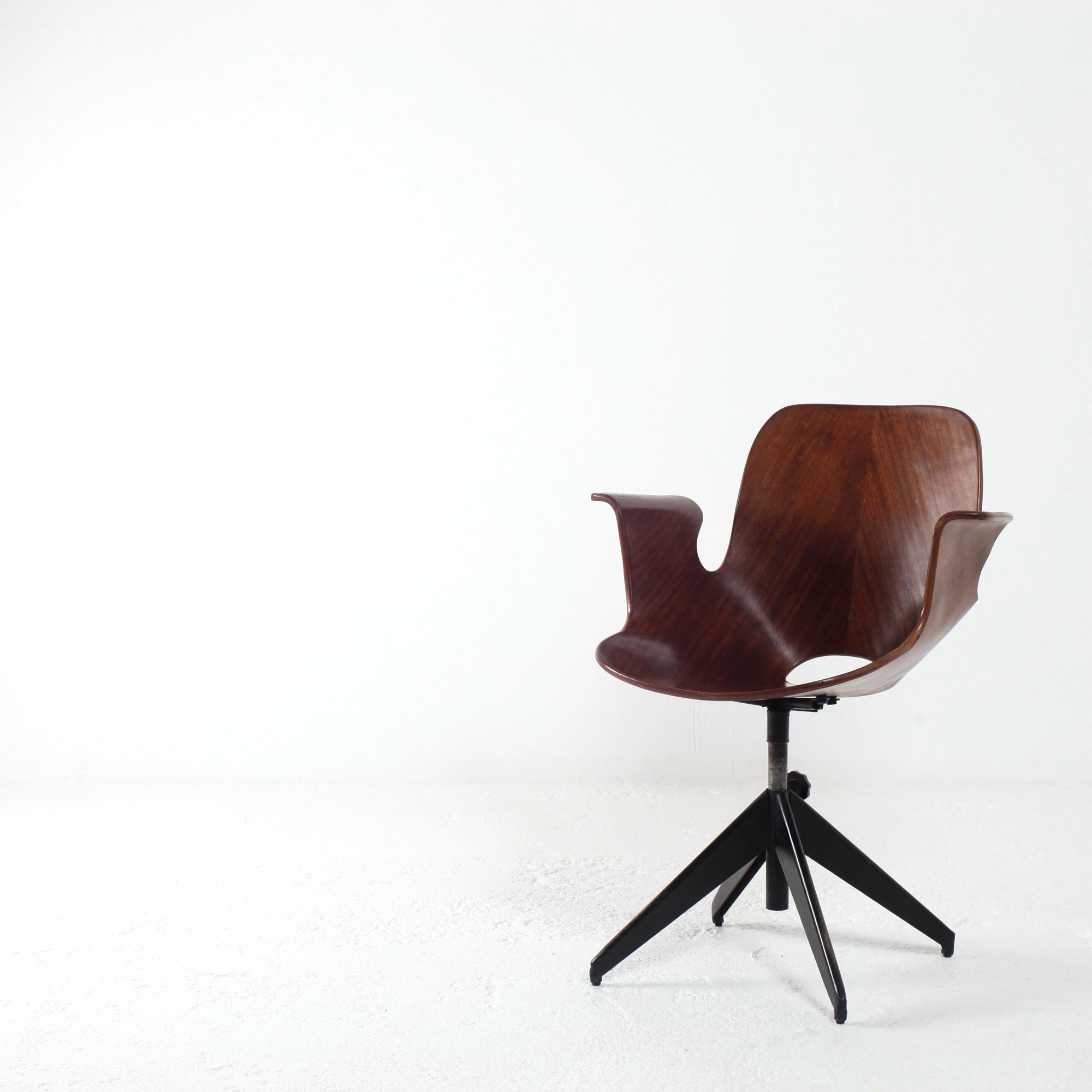 Beautiful Medea office chair by Vittorio Nobili. Produced by Fratelli Tagliabue in Italy circa 1955.
Teak plywood seat with black base adjustable and 360 ° swivel.
Adjustable seat height from 38 cm to 49 cm
Nobili's chair won the Compasso d'Oro