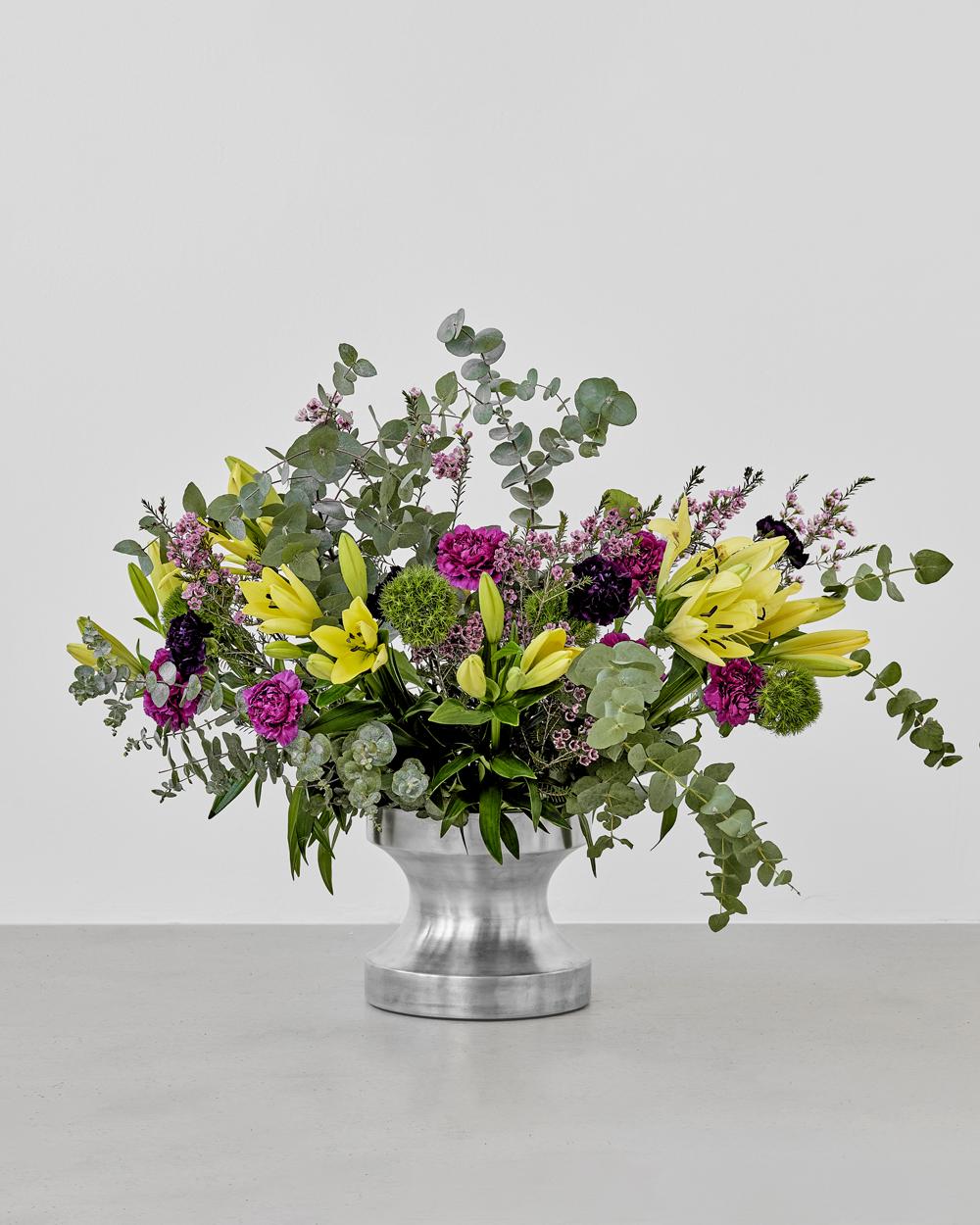 The MEDEIA Trio is not only diverse through its geometric cuts. Each vase has its purpose of a bouquet of flowers. Since MEDEIA BOLD restrains the wild branches, MEDEIA SLIM loves to hold just one flower. MEDEIA MIDI is self-confident even without
