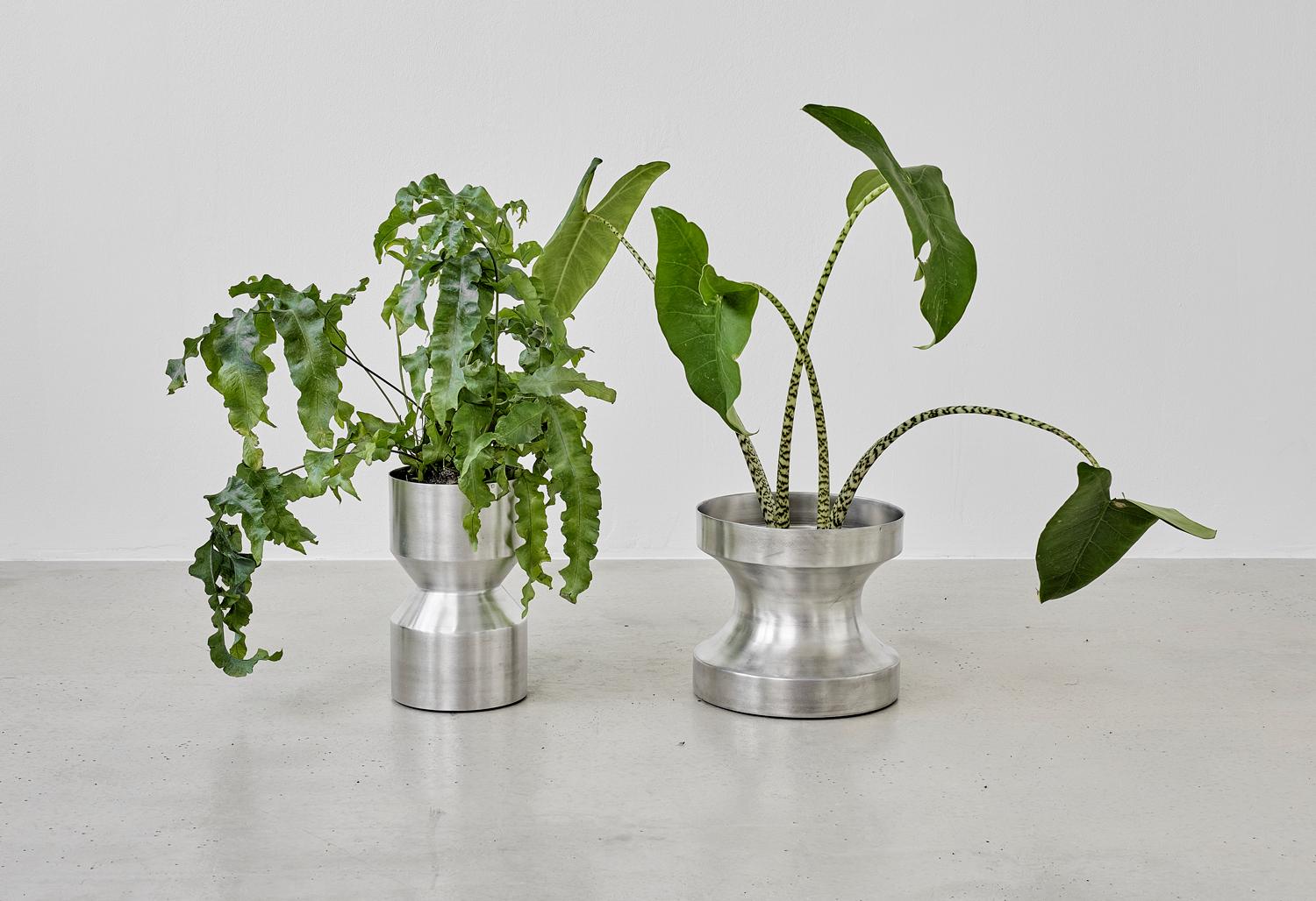 Contemporary Medeia Midi Raw aluminum planter  For Sale