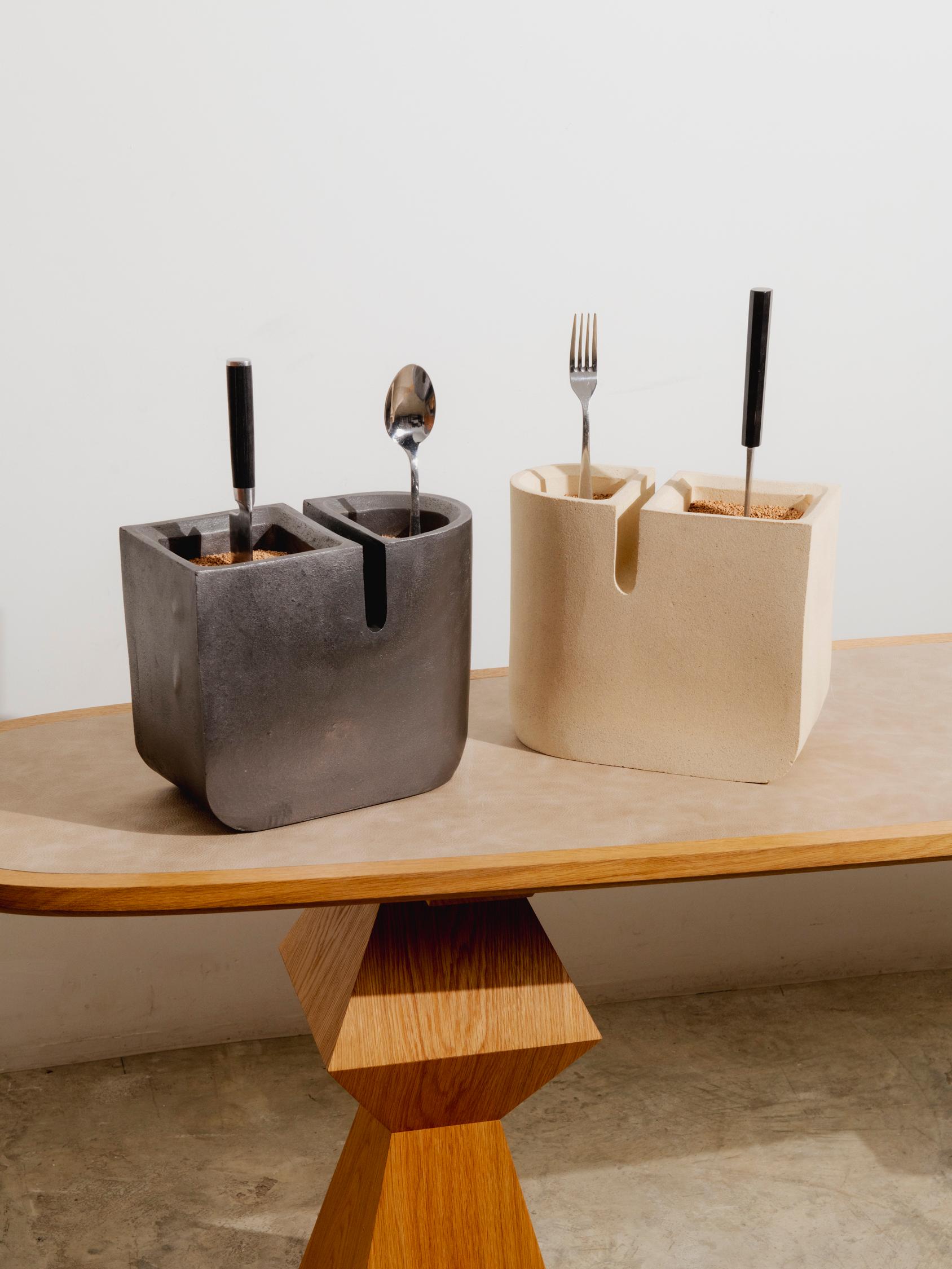 Realizzato in ceramica e ora riempito con riso nero biologico, il Media Knife Block di Piscina reimmagina un elemento funzionale della cucina come una sorprendente dichiarazione scultorea. Progettato da N. Shook, questo pezzo trasforma l'atto