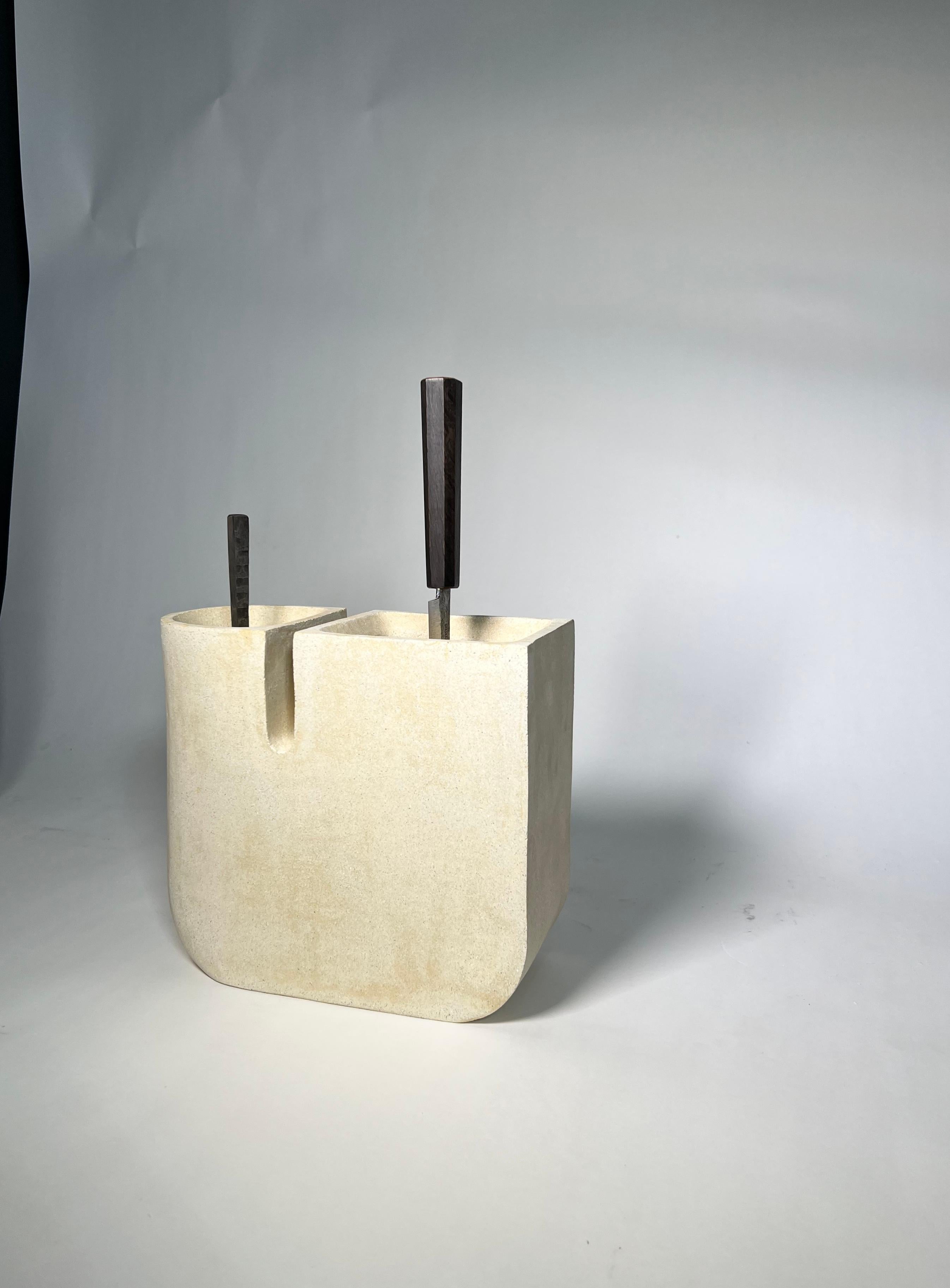 Intagliato a mano Ceppo di coltelli Media di Piscina in ceramica con opzioni di smaltatura disponibili in vendita