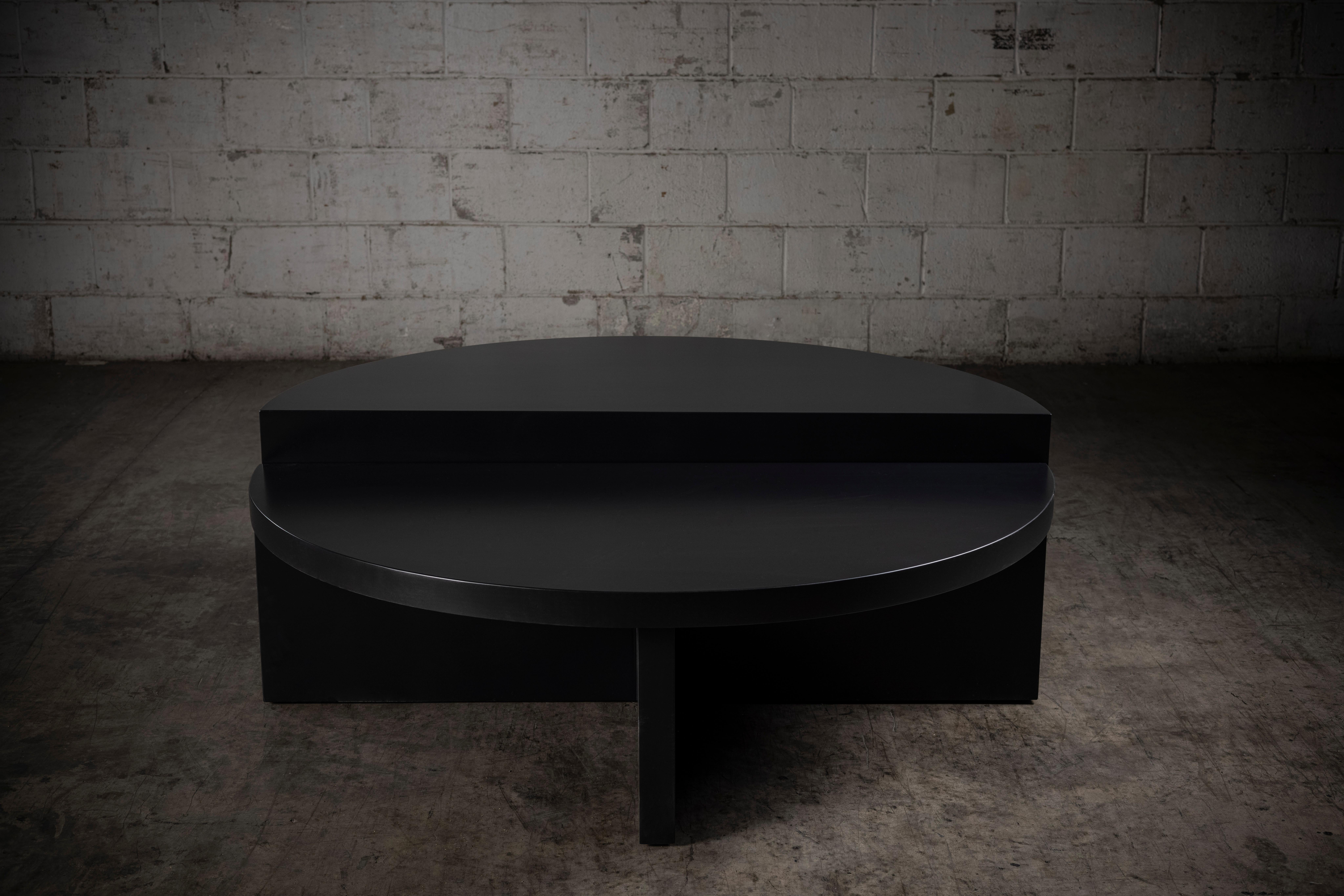 Media Luna Table basse demi-circulaire en laque noire par No Age Studio
Dimensions : Ø 121,9 x H 43,2 cm : Ø 121,9 x H 43,2 cm. 
MATERIAL : Laque.

No AGE Studio - Meubles artisanaux

Chaque pièce que nous créons est fabriquée sur commande, avec