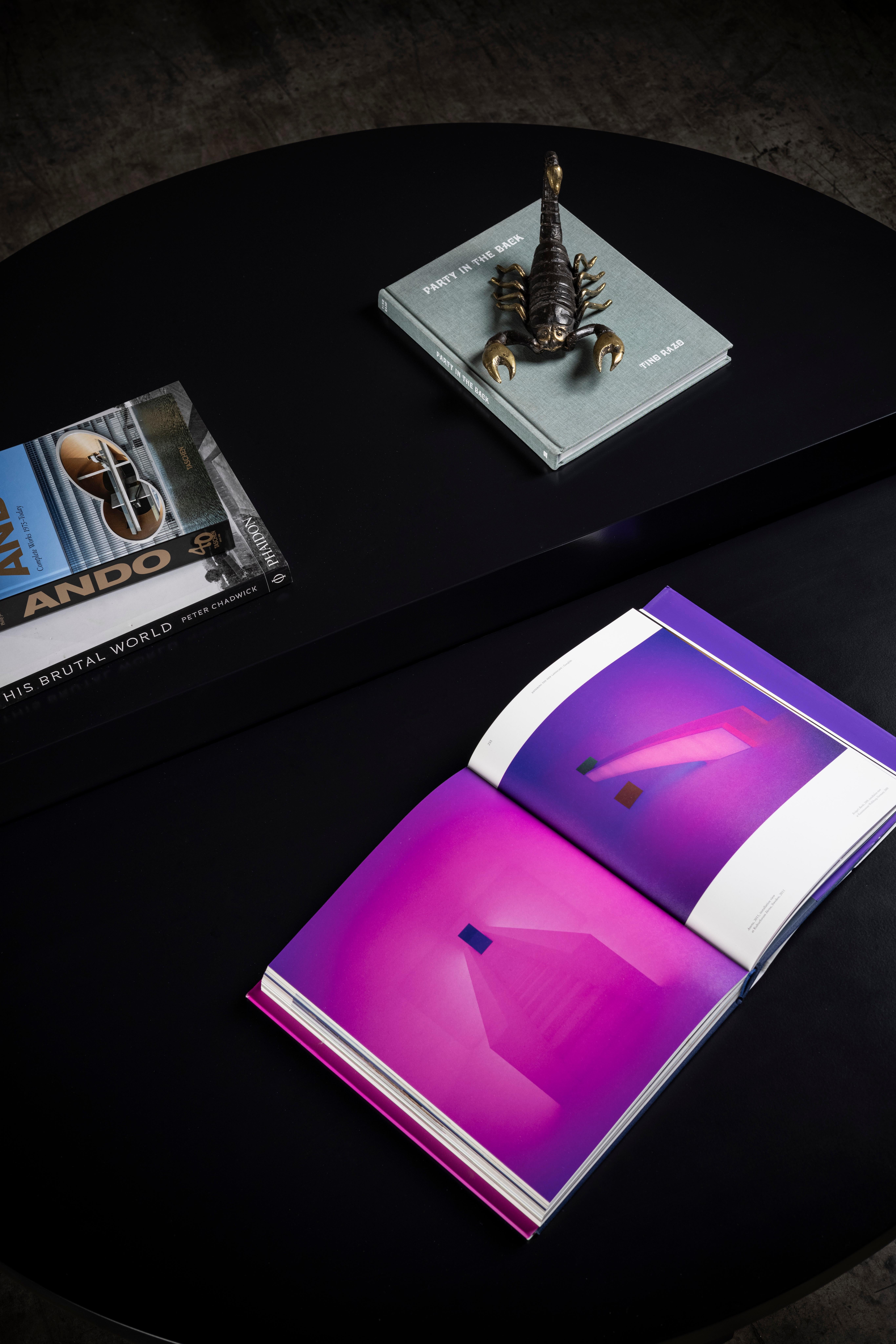 Moderne Media Luna Table basse demi-circulaire en laque noire par No Age Studio en vente