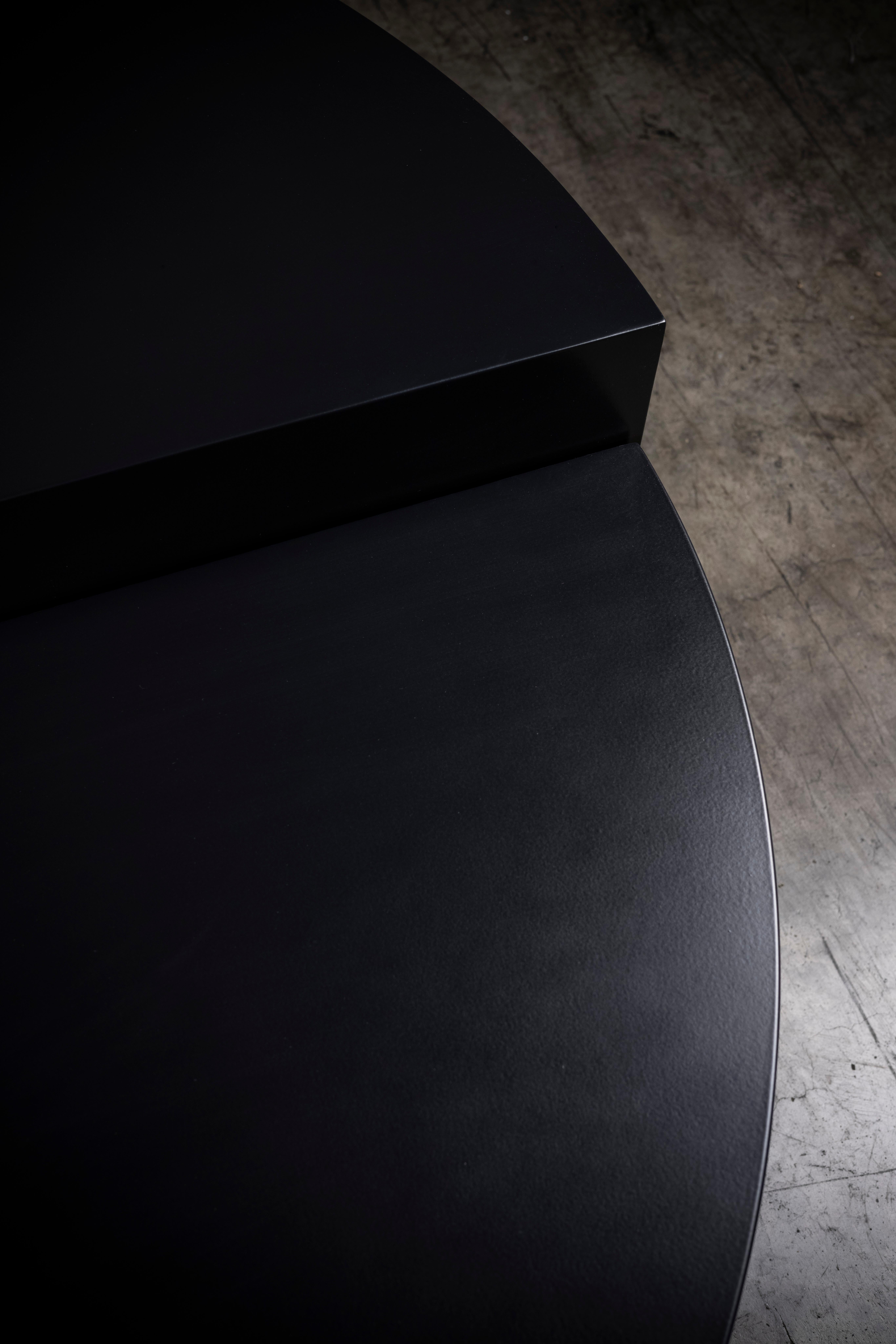 Autre Media Luna Table basse demi-circulaire en laque noire par No Age Studio en vente