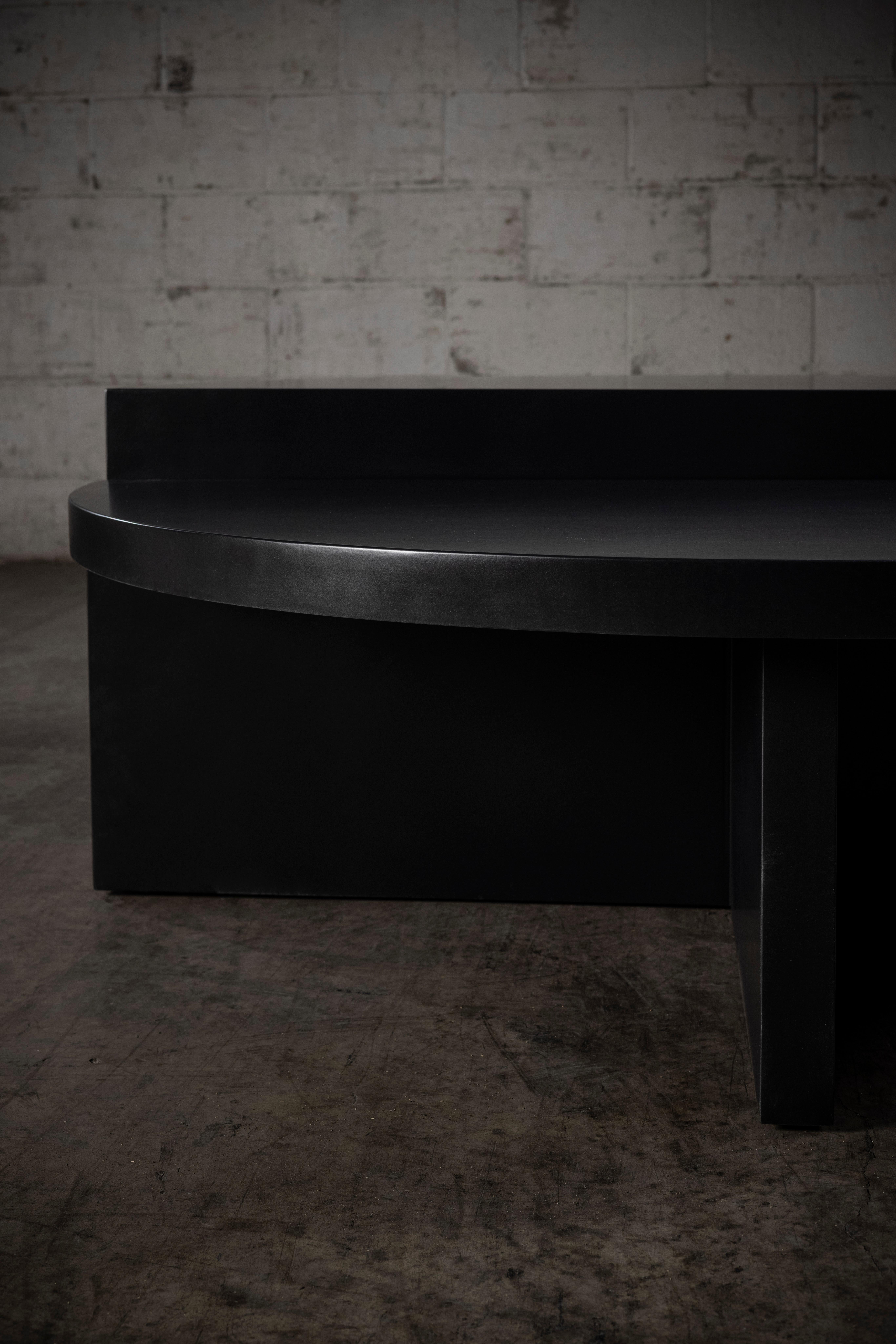 Media Luna Table basse demi-circulaire en laque noire par No Age Studio Neuf - En vente à Geneve, CH