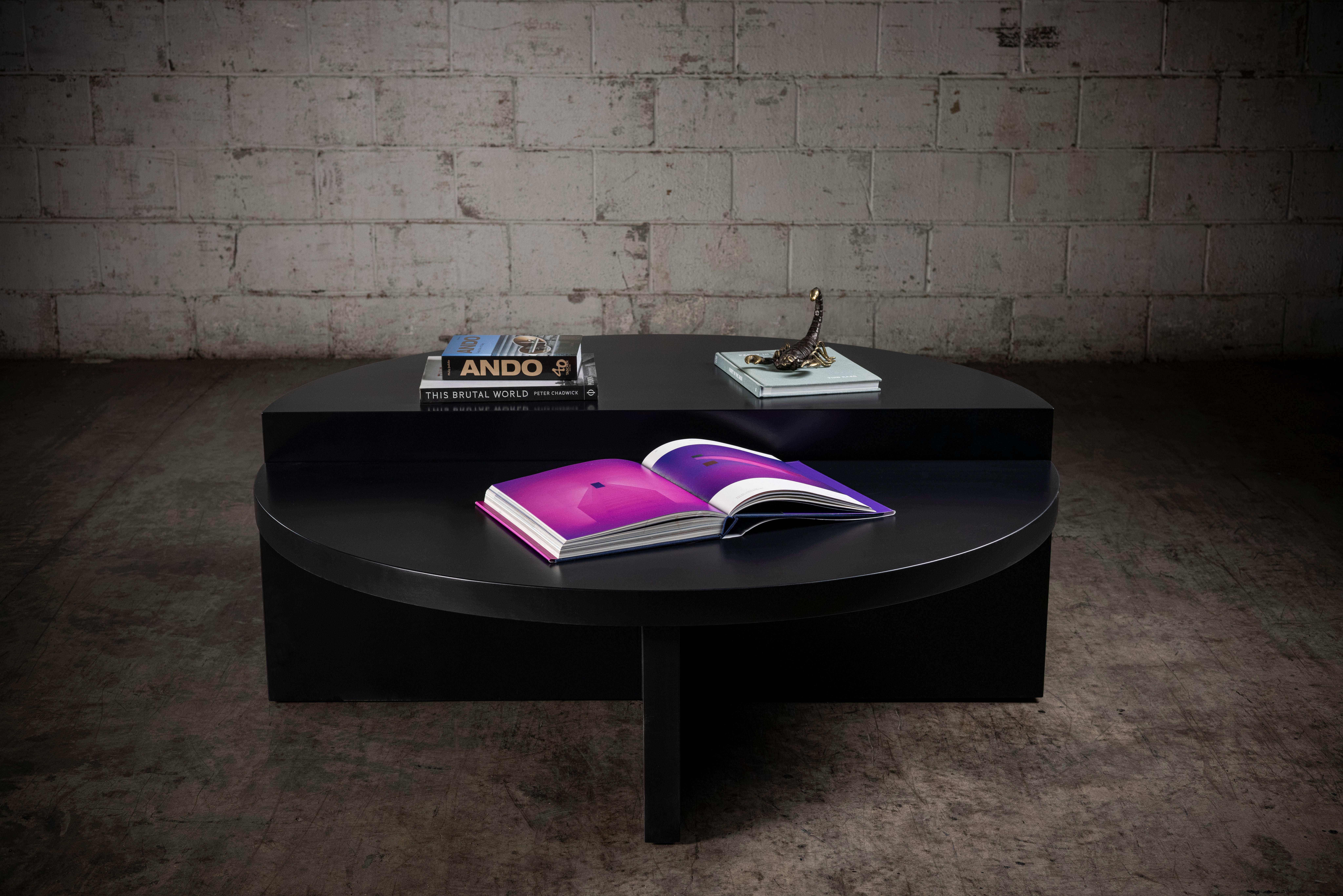 XXIe siècle et contemporain Media Luna Table basse demi-circulaire en laque noire par No Age Studio en vente