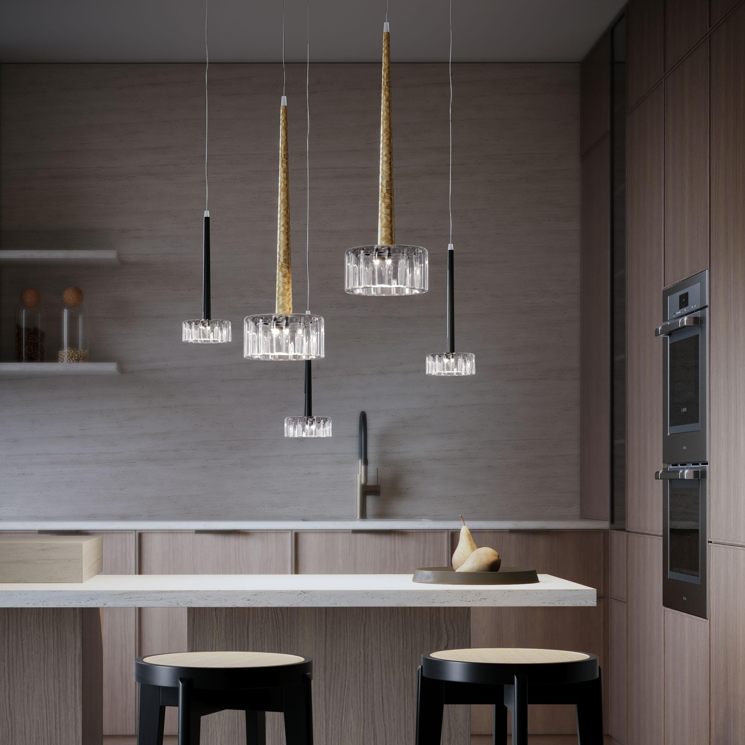 Lampada da soffitto Median, 21628, di Stillux Illuminazione
Dimensioni: D. A. 10 x H. 29 cm.
Materiali: Acciaio, ferro, cristallo al piombo.

Disponibile in foglia d'oro, foglia d'argento o nero velluto. Contattateci.

Tutte le nostre lampade