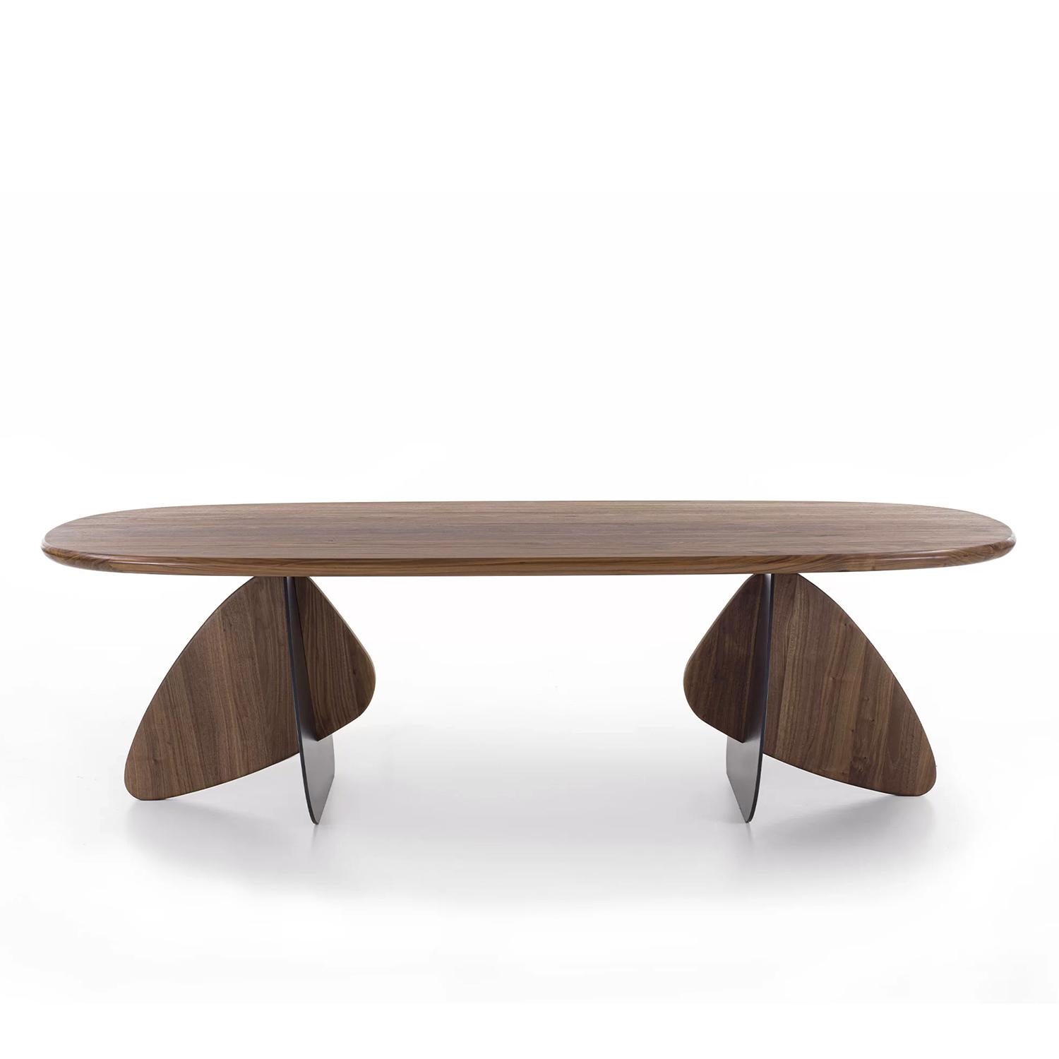 Table à manger Mediator Walnut avec structure et plateau en noyer massif.
Plateau en noyer massif avec coins arrondis, plateau en lattes collées, chaque pied
se compose de deux parties. Base aux contours adoucis, 1 en noyer massif et l'autre en