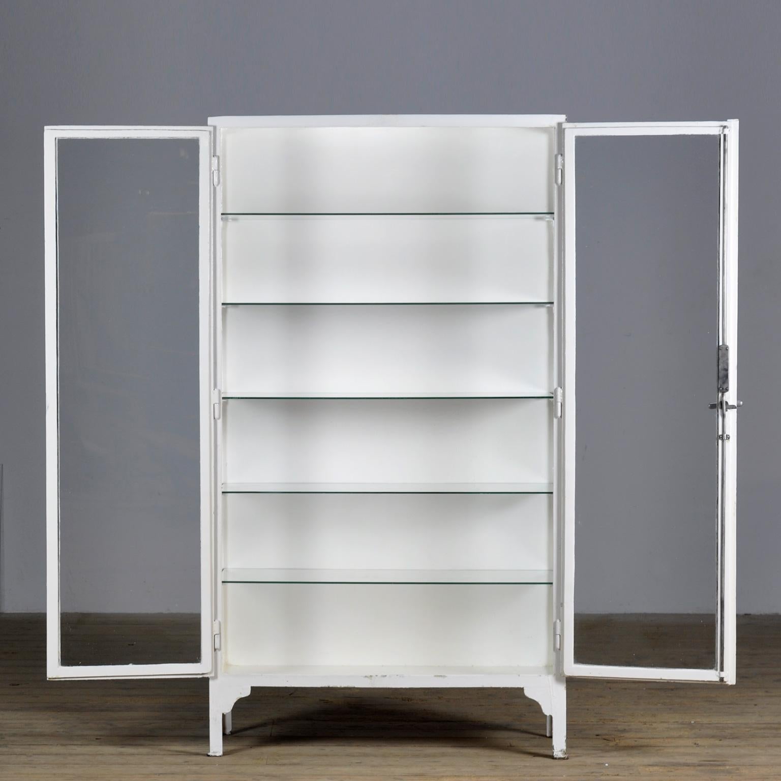 Medical cabinet, 1930’s In Good Condition In Amsterdam, Noord Holland