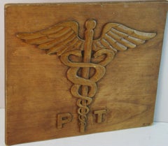 Placa Médica de Madera Tallada