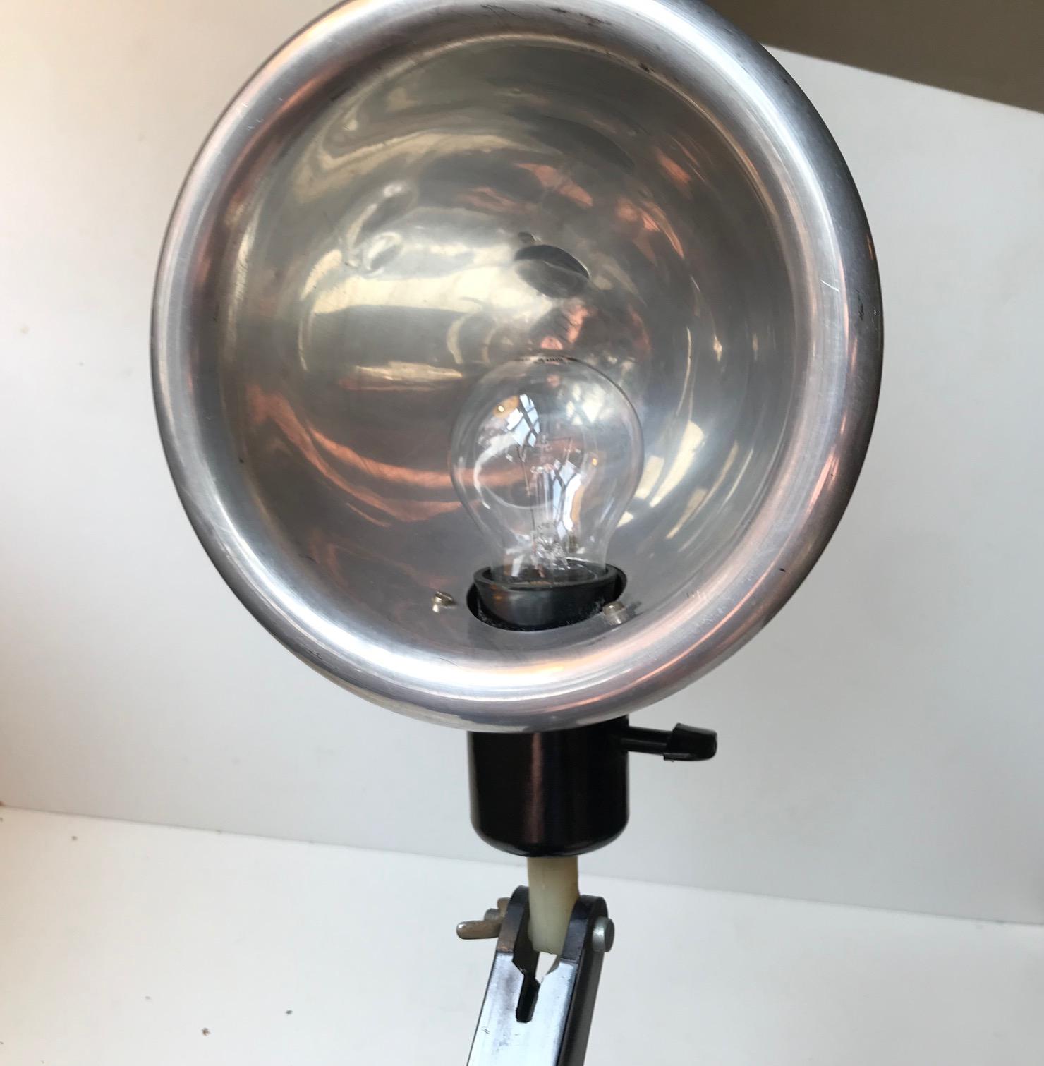 Medizinische DDR-Tischlampe aus Bakelit und Aluminium, um 1940 im Angebot 3