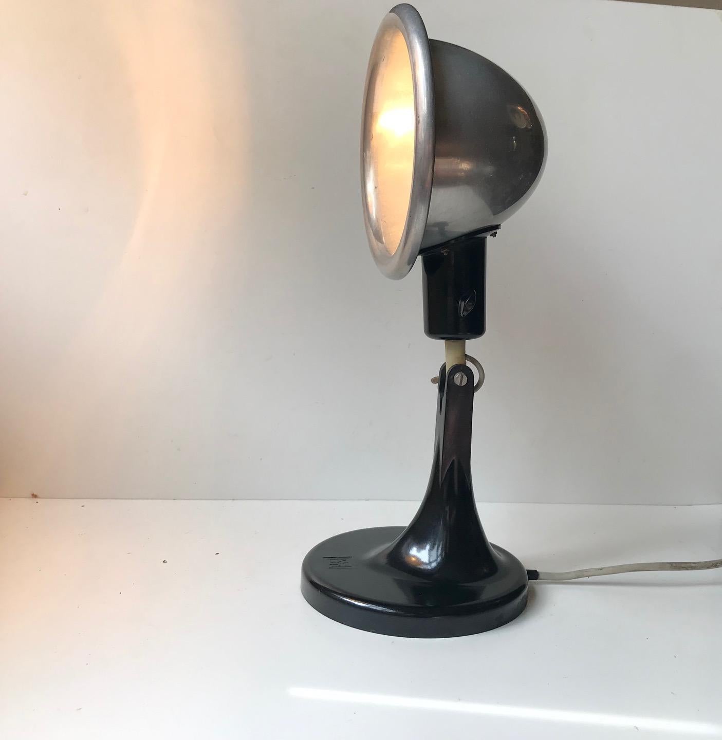 Verstellbare ostdeutsche Schreibtischlampe aus Bakelit von EMVT: Elektro-Medizin-Vakuum-Technik, ca. 1940er Jahre. Ungewöhnlicher, bowlerhutförmiger Schirm und organisch geformter Sockel.
 