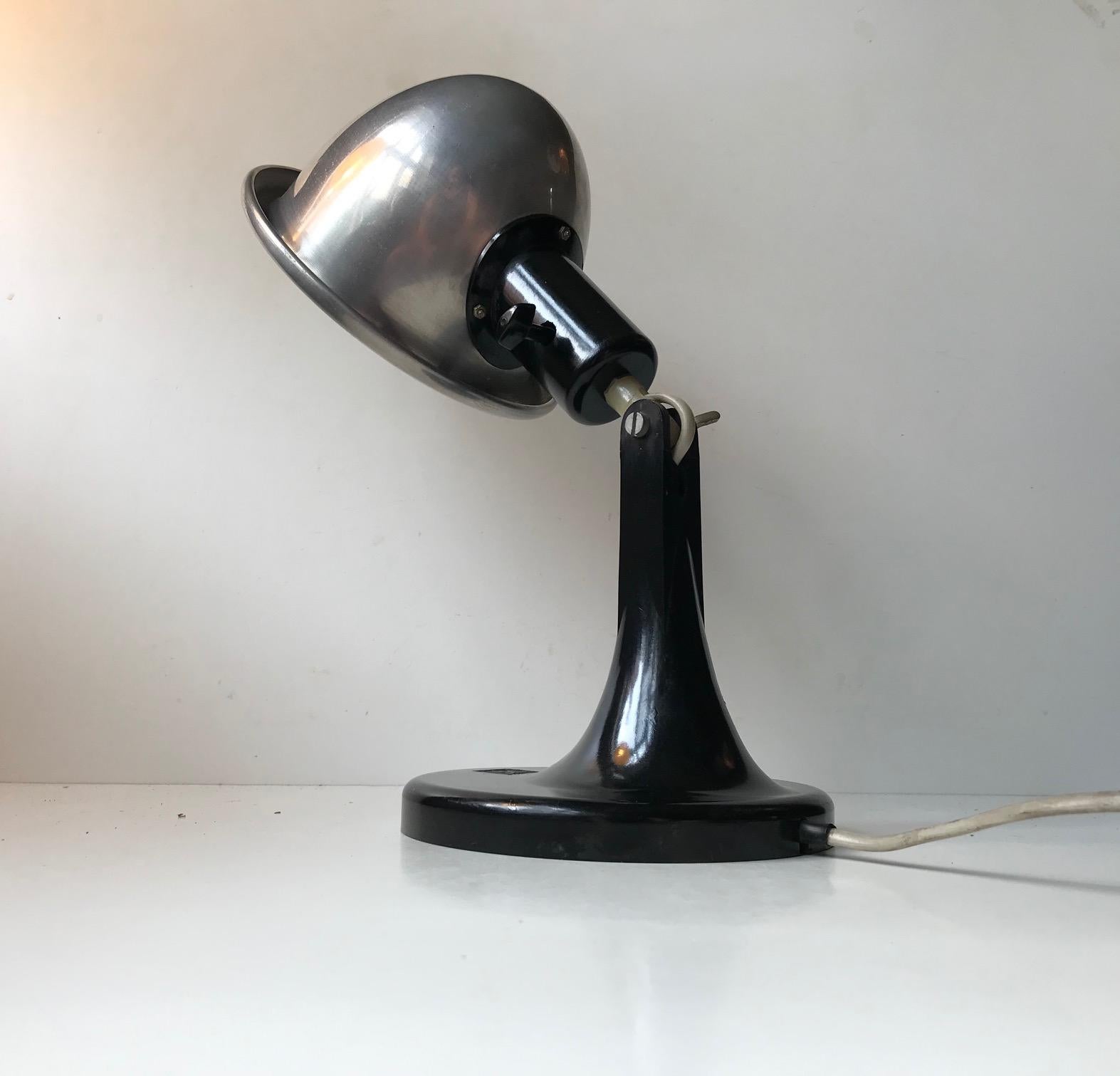 Medizinische DDR-Tischlampe aus Bakelit und Aluminium, um 1940 (Bauhaus) im Angebot