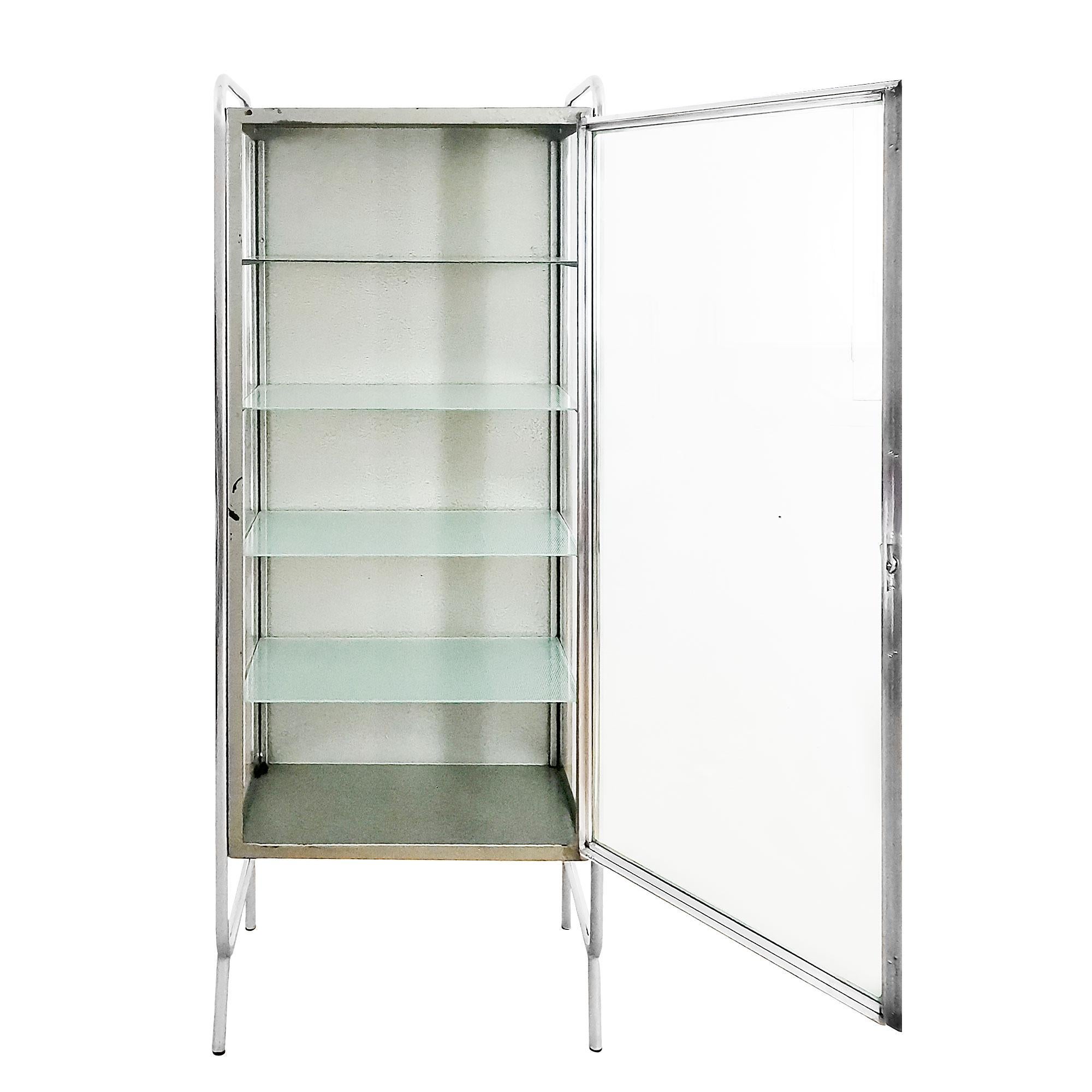 Medical display cabinet in steel painted with metallic green “hammered” paint. Base and door in polished aluminium. Original glass shelves. Lock and its two keys in perfect condition.

Italy c. 1945-50.