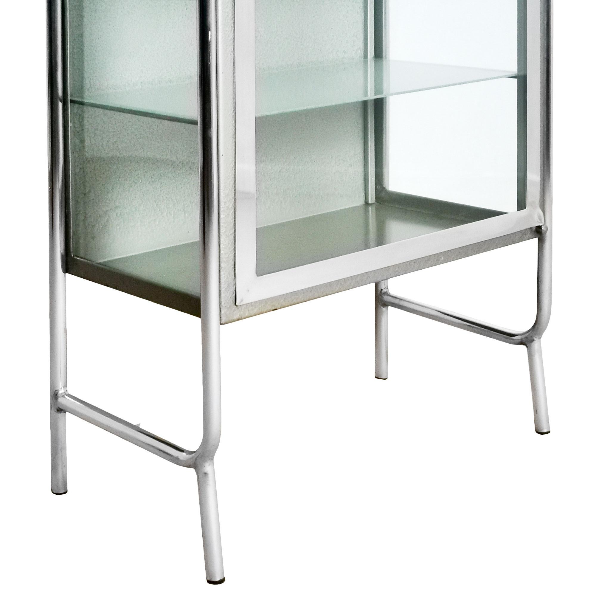 Mid-Century Modern Medical Display Cabinet in Steel - Italiy 1945-50 In Good Condition For Sale In Girona, ES