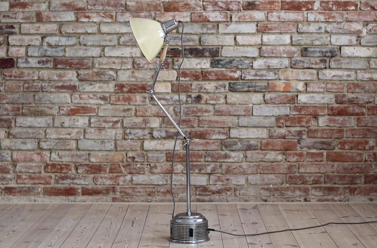 Very rare vintage medical lamp by British manufacturers „Perihel”. Perihel was a highly successful manufacturer of light therapy lamps for both professional and home use, manufacturing elegant light therapy lamps for the clinic and the home. Their