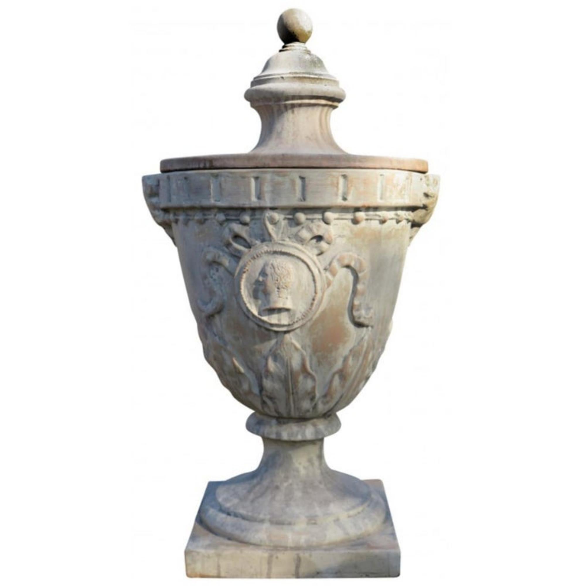 italien Pyramide médiévale, vase médiévale en chalice avec capuchon Began 20ème siècle en vente
