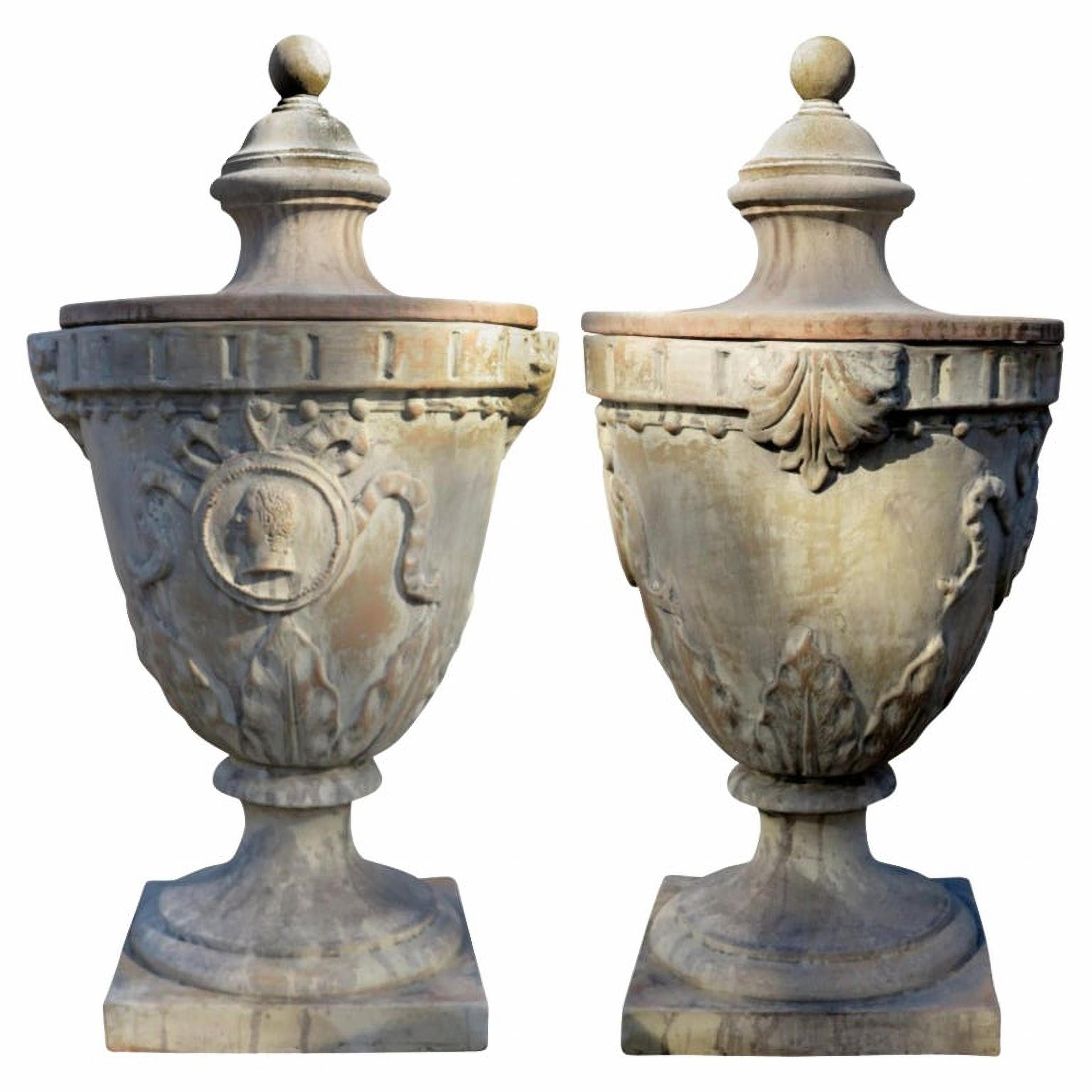 Terre cuite Pyramide médiévale, vase médiévale en chalice avec capuchon Began 20ème siècle en vente