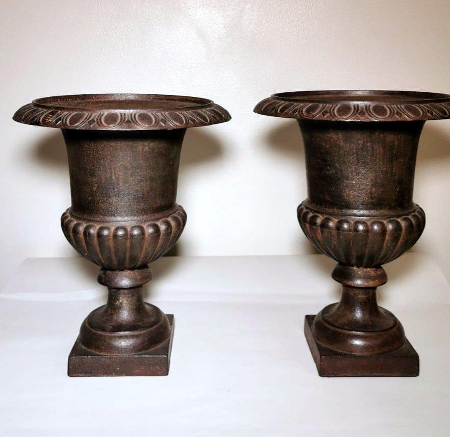 Medicean Style Pair French Cast Iron Vases In Good Condition In Prato, Tuscany