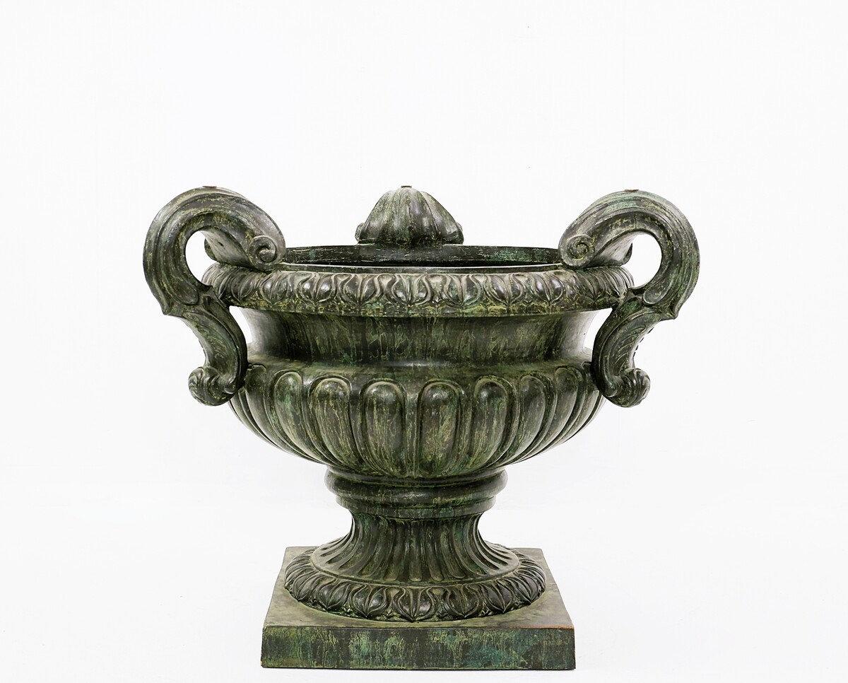 Medici - Vase - Terre cuite - Italie - années 1970
Vase en terre cuite - Italie 1970
Mesures : Base Vase : Ø90 cm - Dessus en verre : Ø130cm - H:76cm
MATERIAL : Vase en terre cuite - Dessus en verre 
Usure conforme à l'âge et à l'utilisation