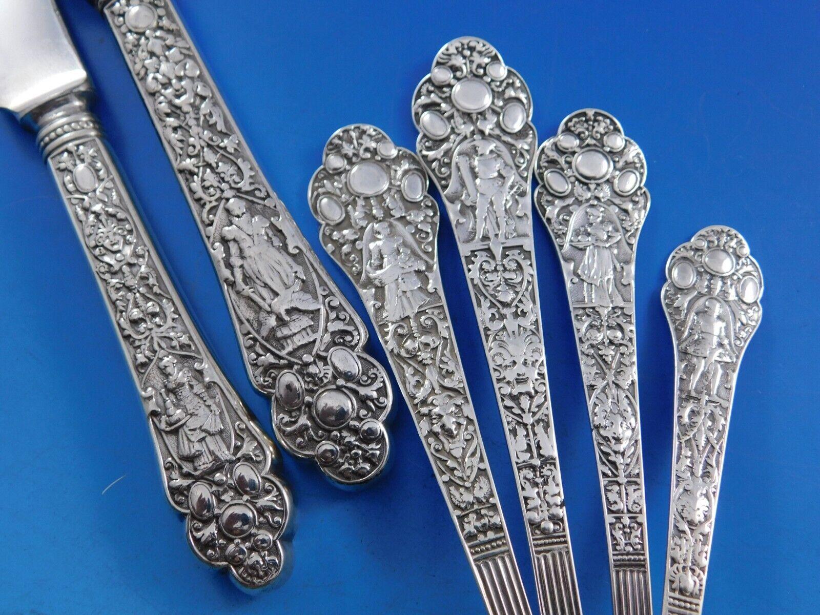 Rare service de couverts Medici Old by Gorham en argent sterling - 75 pièces. Cet ensemble comprend :

12 Couteaux de table, 9 3/4
12 Fourchettes à dîner, 7 1/2
12 Couteaux ordinaires, émoussés, 8 3/8