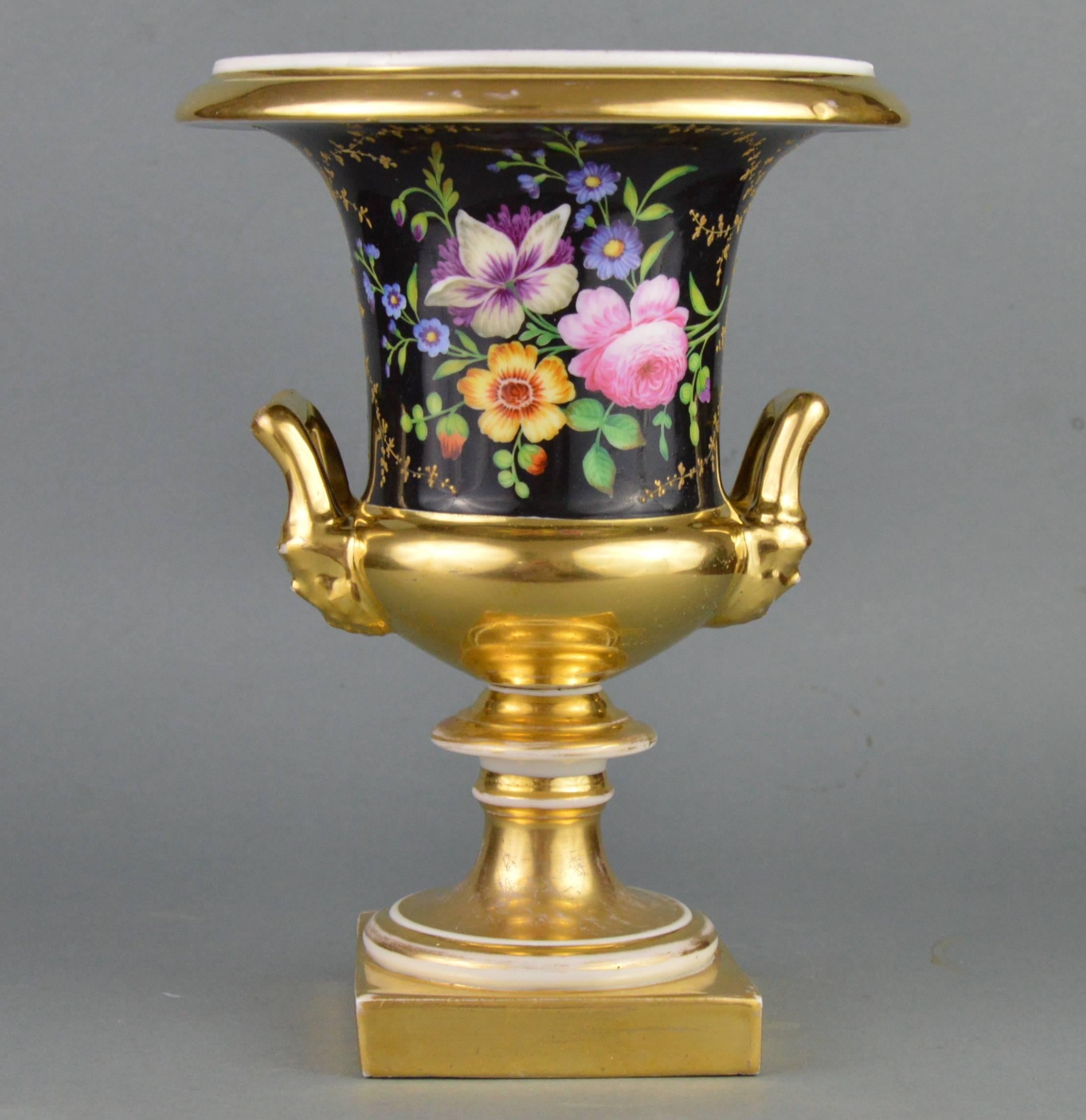 Medici Porcelain Vase Hand-Painted Flower Ornamented Decoration, 1820-1840 In Good Condition In Brussels, BE