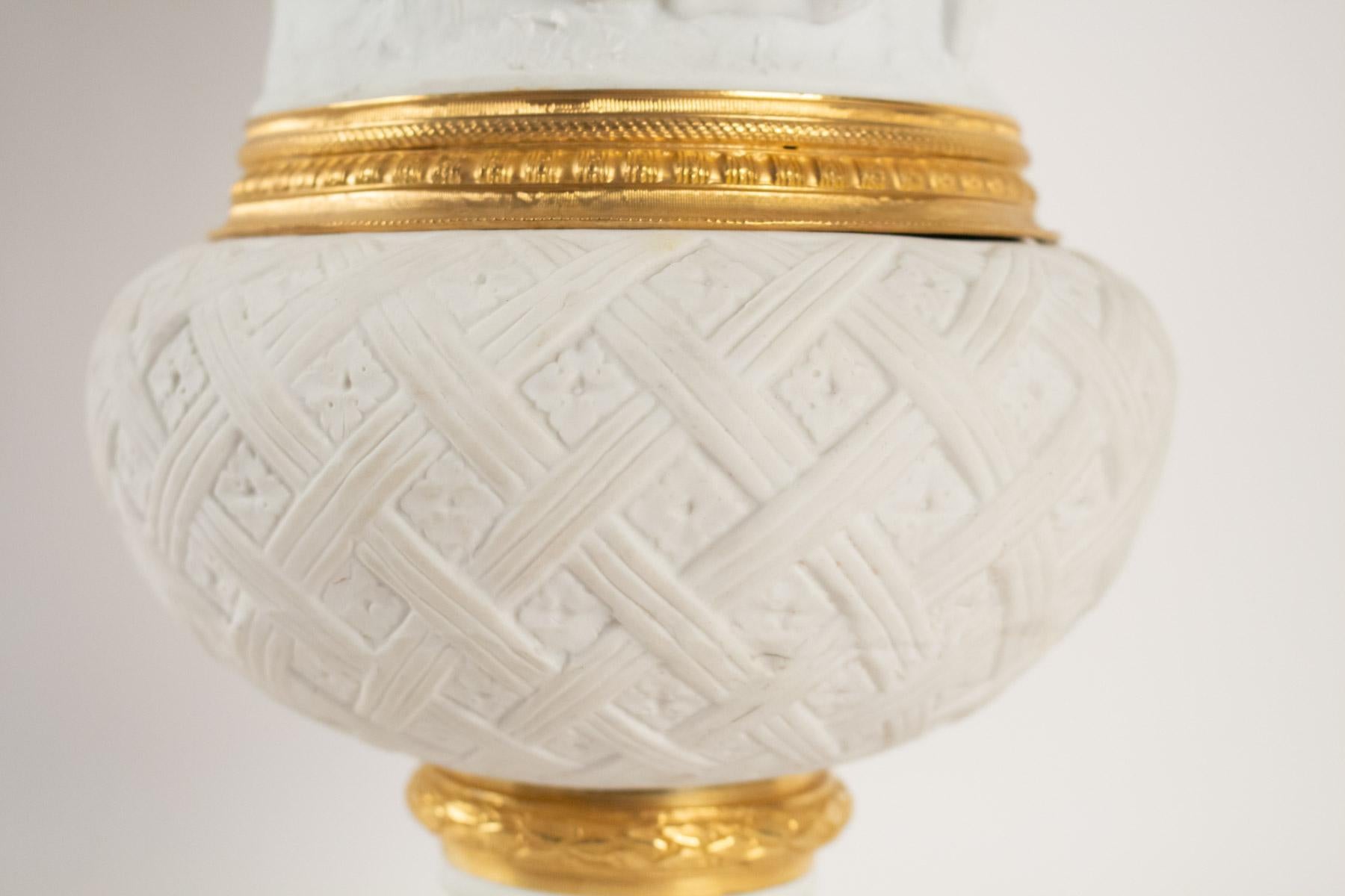 Medici vase in biscuit and gilt bronze, early 20th century Louis XVI style
Measures: H 39cm, D 23cm.