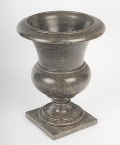 Vase Médicis en marbre gris, 20e siècle.
