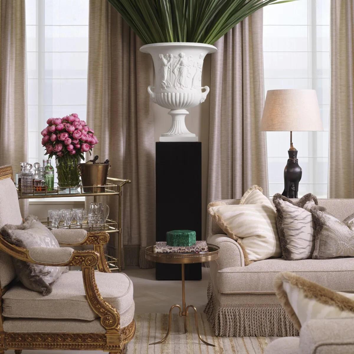 Medici vase in white terracotta, in the style of the antique, 21st century.

Medici vase in the taste of Antiquity, white terracotta, modern work, decorated with six graceful female figures, it pays homage to classical reliefs.

H: 84cm D: 63cm