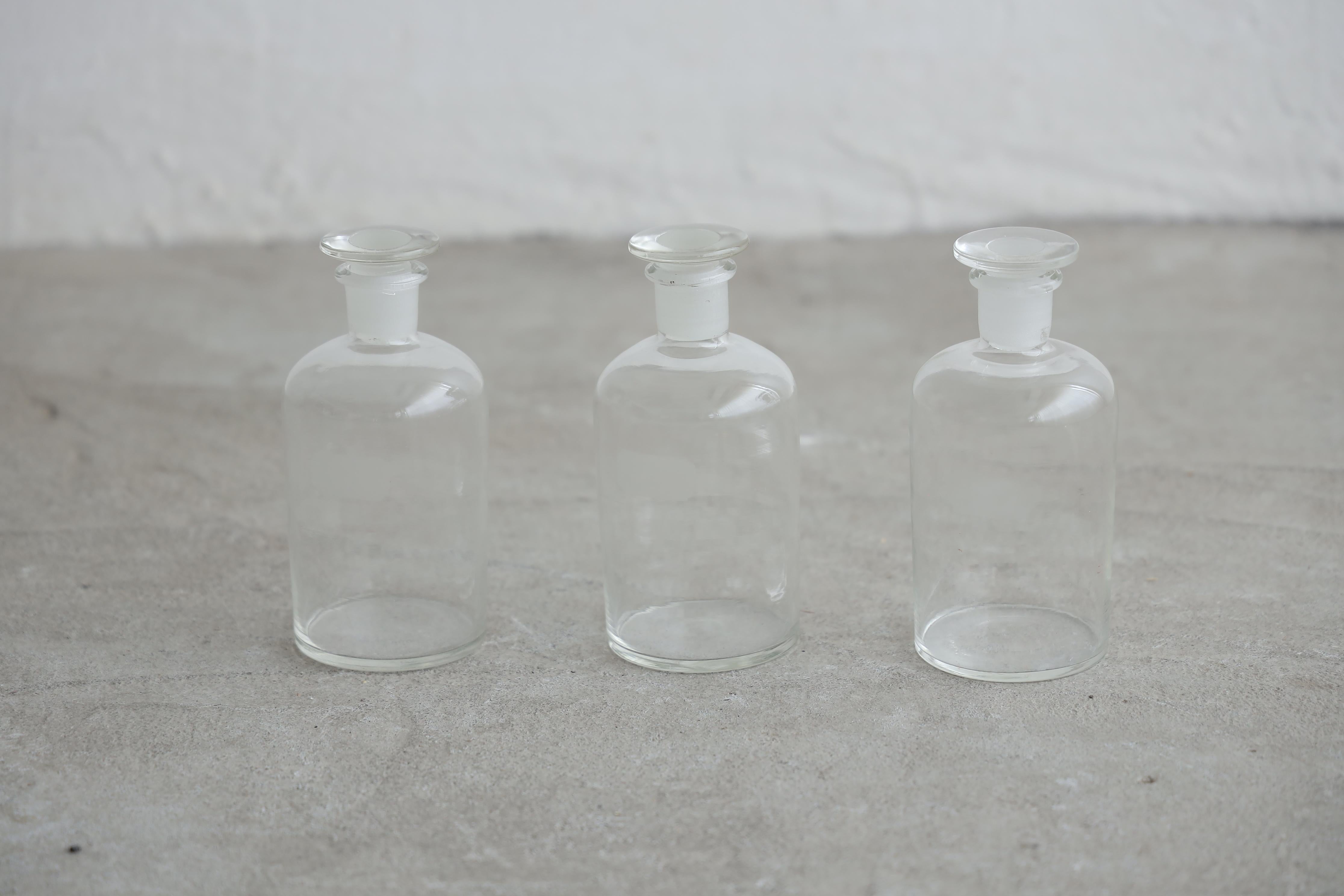 This is an antique glass medicine bottle from the early Showa period.

A precious, unused item.

It can be used for a variety of purposes, such as a vase or a small item holder. It is also recommended as an interior accent. The simple yet