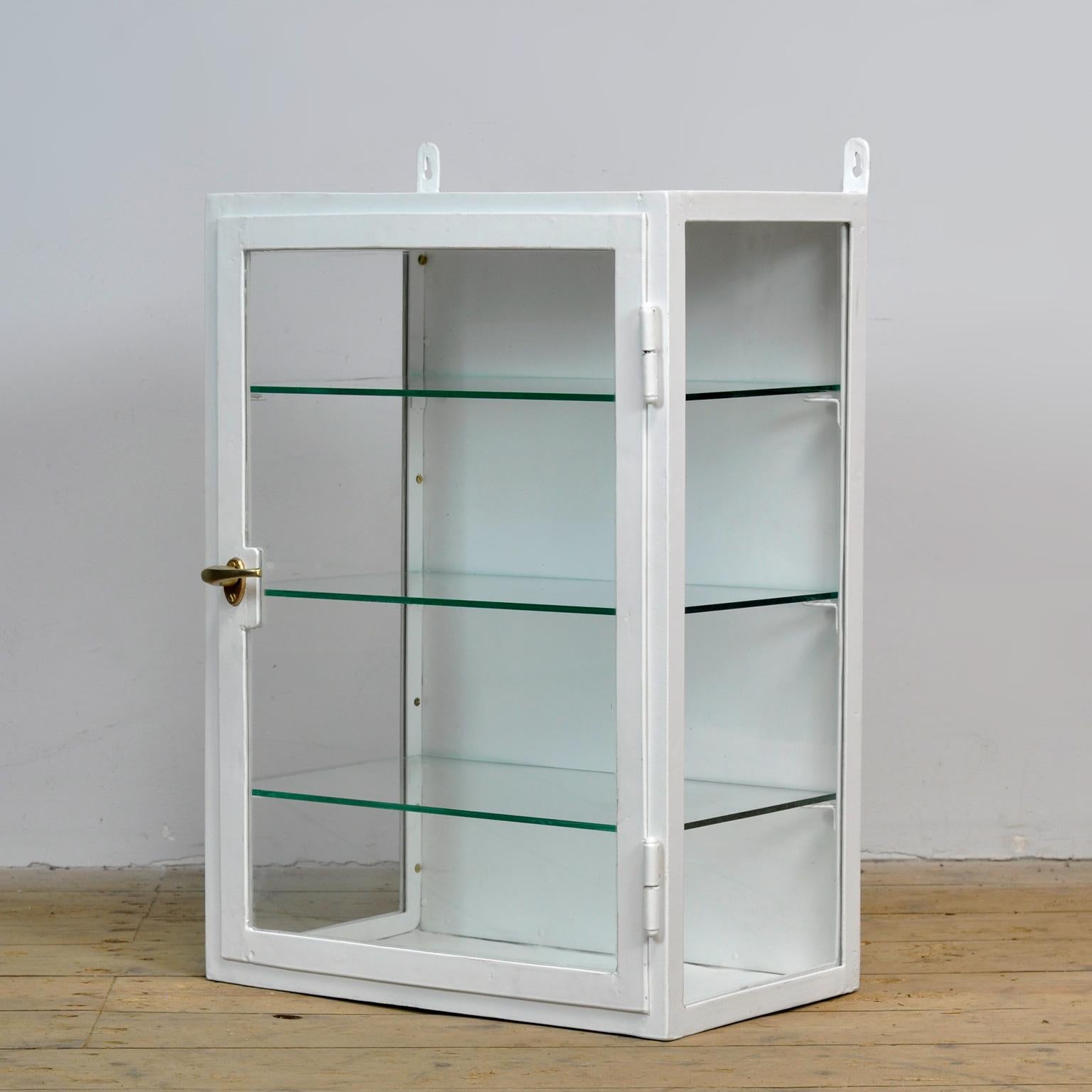Medicine cabinet, wall unit, 1930’s In Good Condition In Amsterdam, Noord Holland