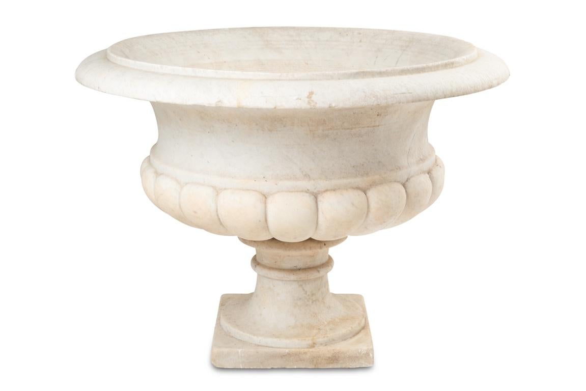 Low medicis vase with gaudronné body and flared neck in white marble.

French work 

circa

 1880.

dimension: H40 x D57 cm

Reference: LS6458208P