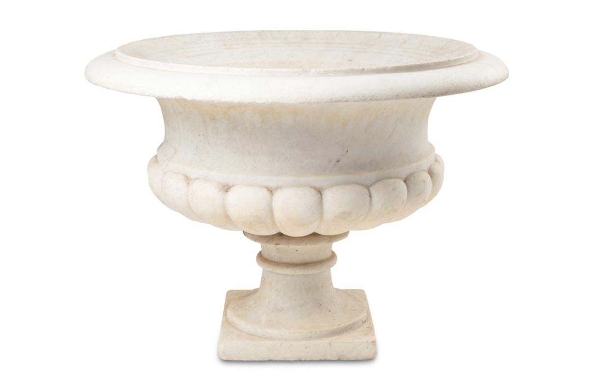 Niedrige Medicis-Vase mit Gaudronné-Körper und ausgestelltem Hals aus weißem Marmor.

Französisches Werk um 1880.

Abmessungen: H40 x T57 cm

Referenz: LS6458208P