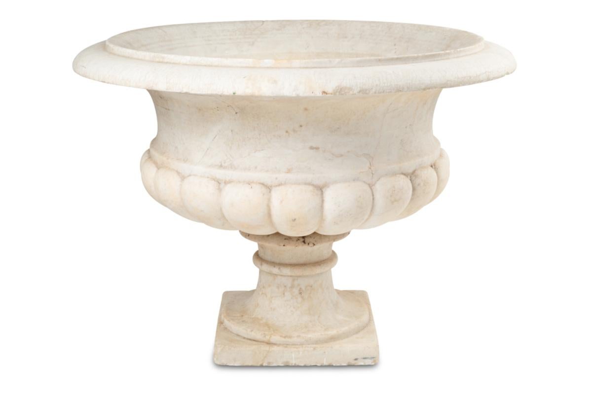 Medicis marble vase with gaudronnée body and flared neck. Circa 1880 (Französisch) im Angebot