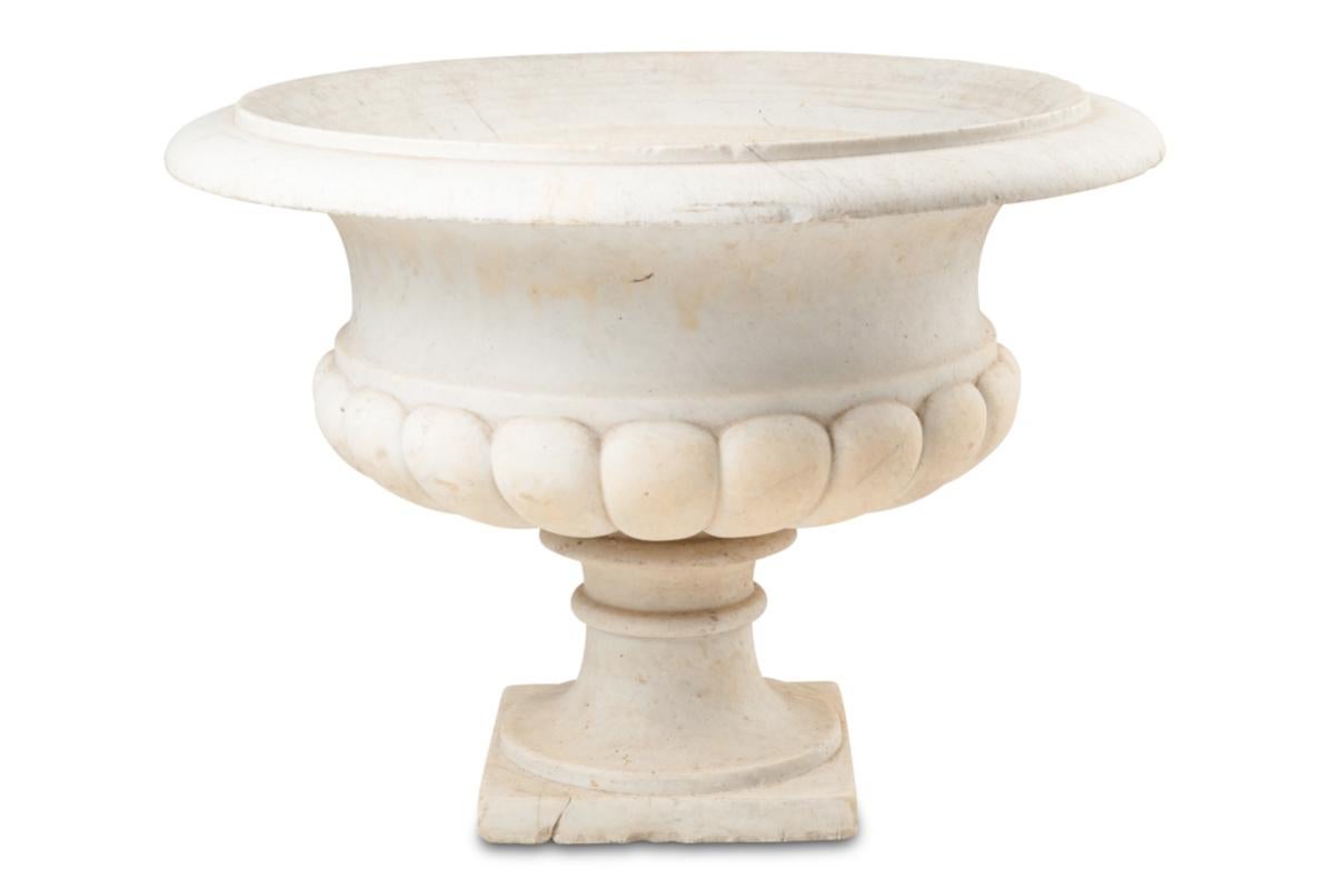 Medicis marble vase with gaudronnée body and flared neck. Circa 1880 (19. Jahrhundert) im Angebot