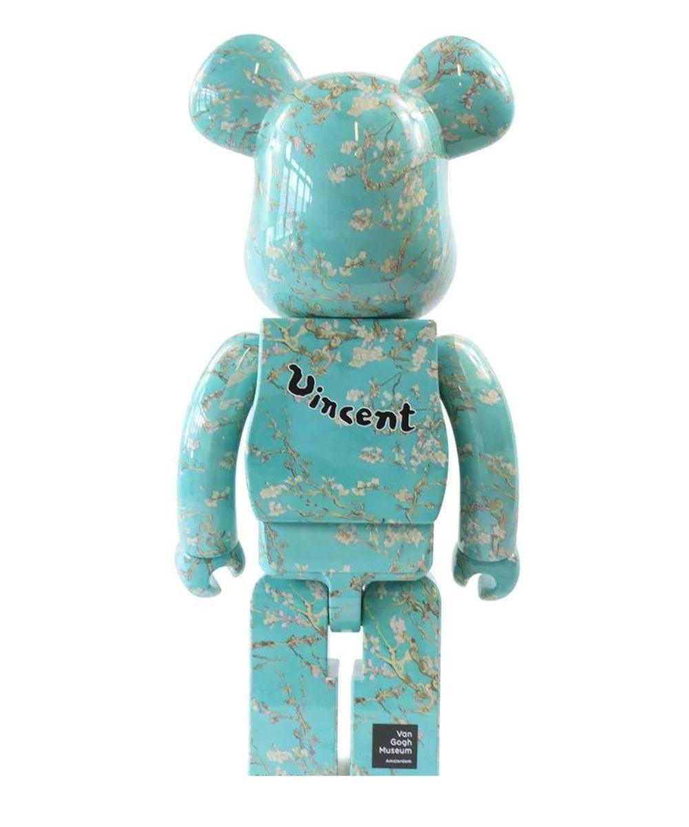 Auf diesem 100%igen Bearbrick hat Medicom Toy das bekannte Leinwandgemälde des niederländischen Künstlers Vincent van Gogh aus dem Jahr 1890 nachempfunden. Blühende Mandelbäume gehören zum Design des Bearbricks, wie andere große Werke auch, denn sie