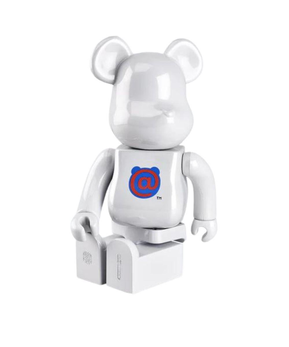 Medicom Toy célèbre le 20e anniversaire de BEARBRICK en rééditant la toute première Bearbrick ! Cette version OG présente un corps en chrome blanc avec le logo Bearbrick dans sa couleur d'origine sur le ventre. Il s'agit d'un article indispensable
