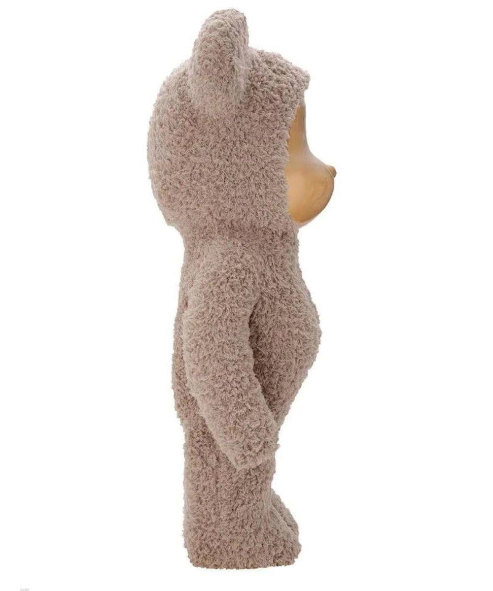 
Lassen Sie sich vom unwiderstehlichen Charme dieses bemerkenswerten Bearbricks verzaubern, der Weichheit, Anschmiegsamkeit und unbestreitbare Liebenswürdigkeit in sich vereint. Dieser Bearbrick entstand in Zusammenarbeit zwischen dem renommierten
