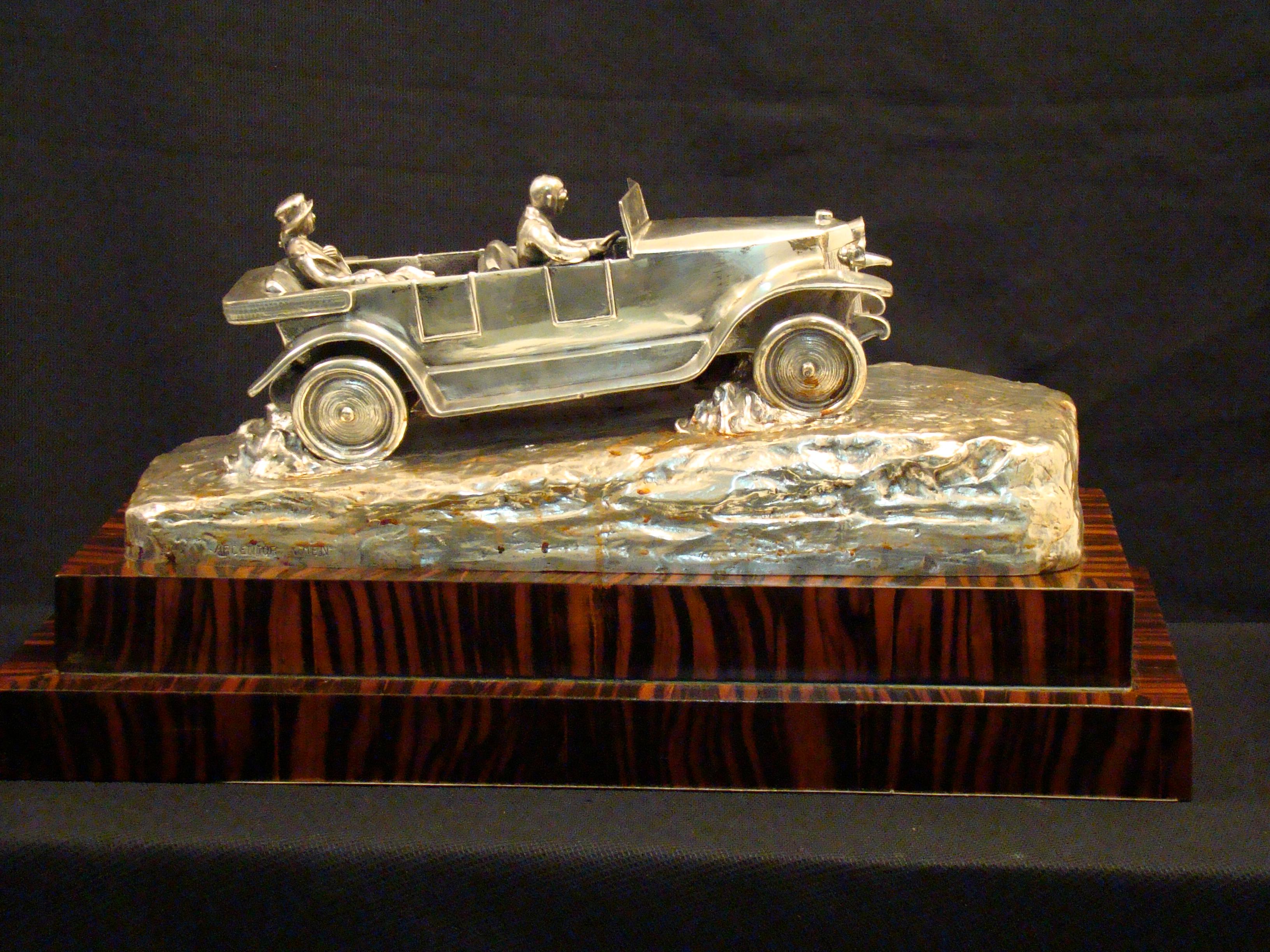 Art déco Méda : 1920, Sculpture de voiture en bois Signe : Argentor Wien en vente
