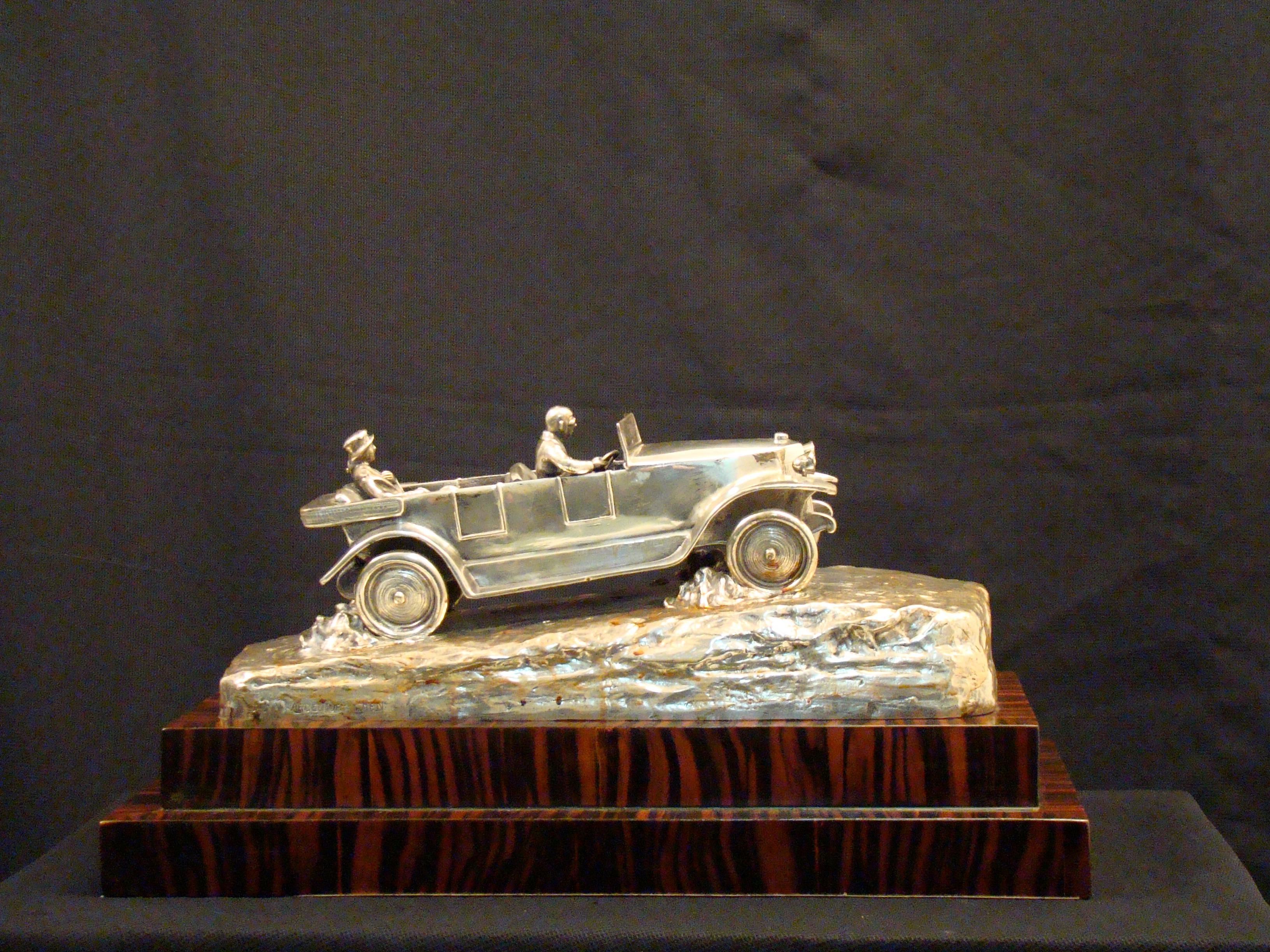 Autrichien Méda : 1920, Sculpture de voiture en bois Signe : Argentor Wien en vente