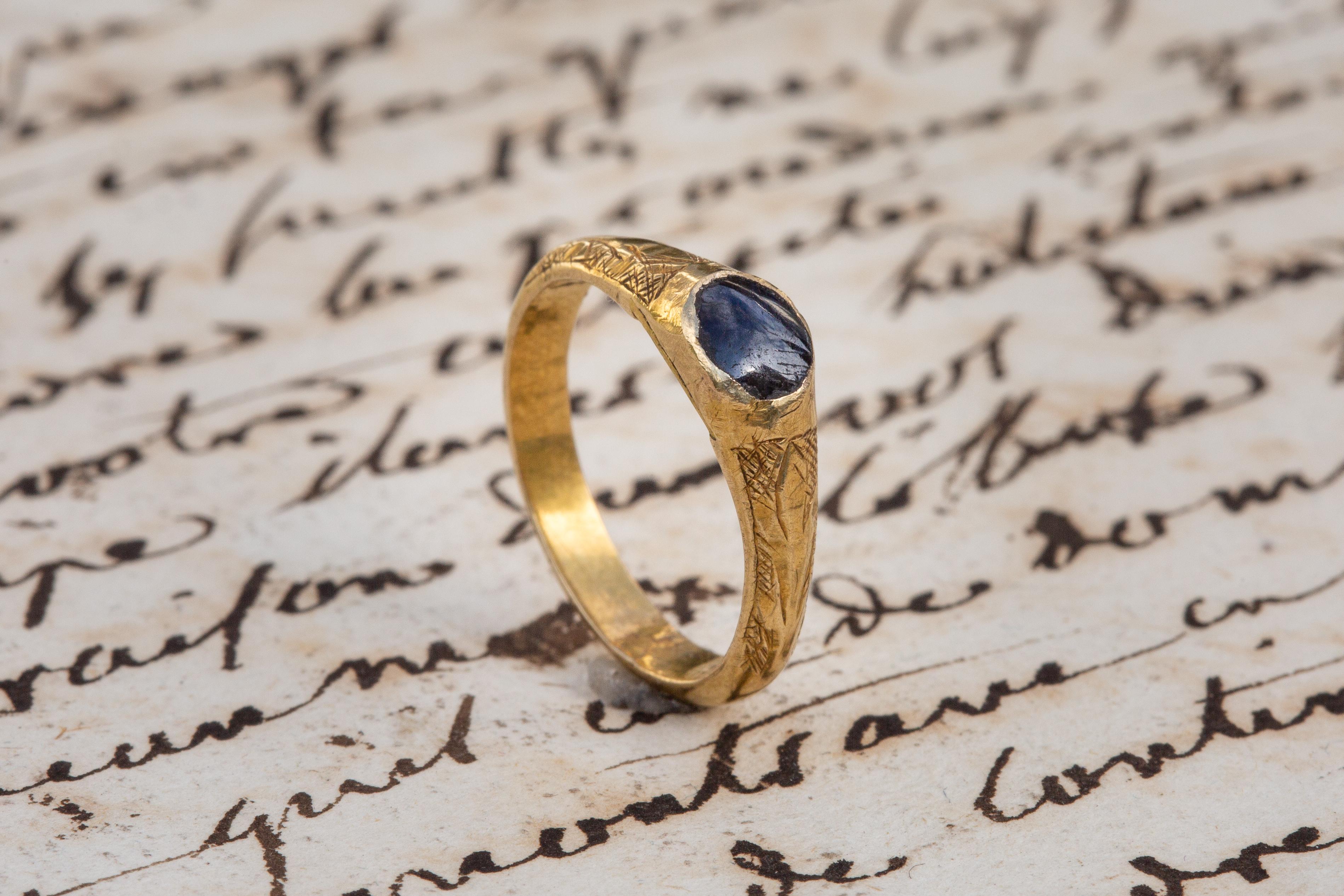 Bague étrier médiévale en or et saphir gravé avec étrier amulée, 14e-15e siècle 6