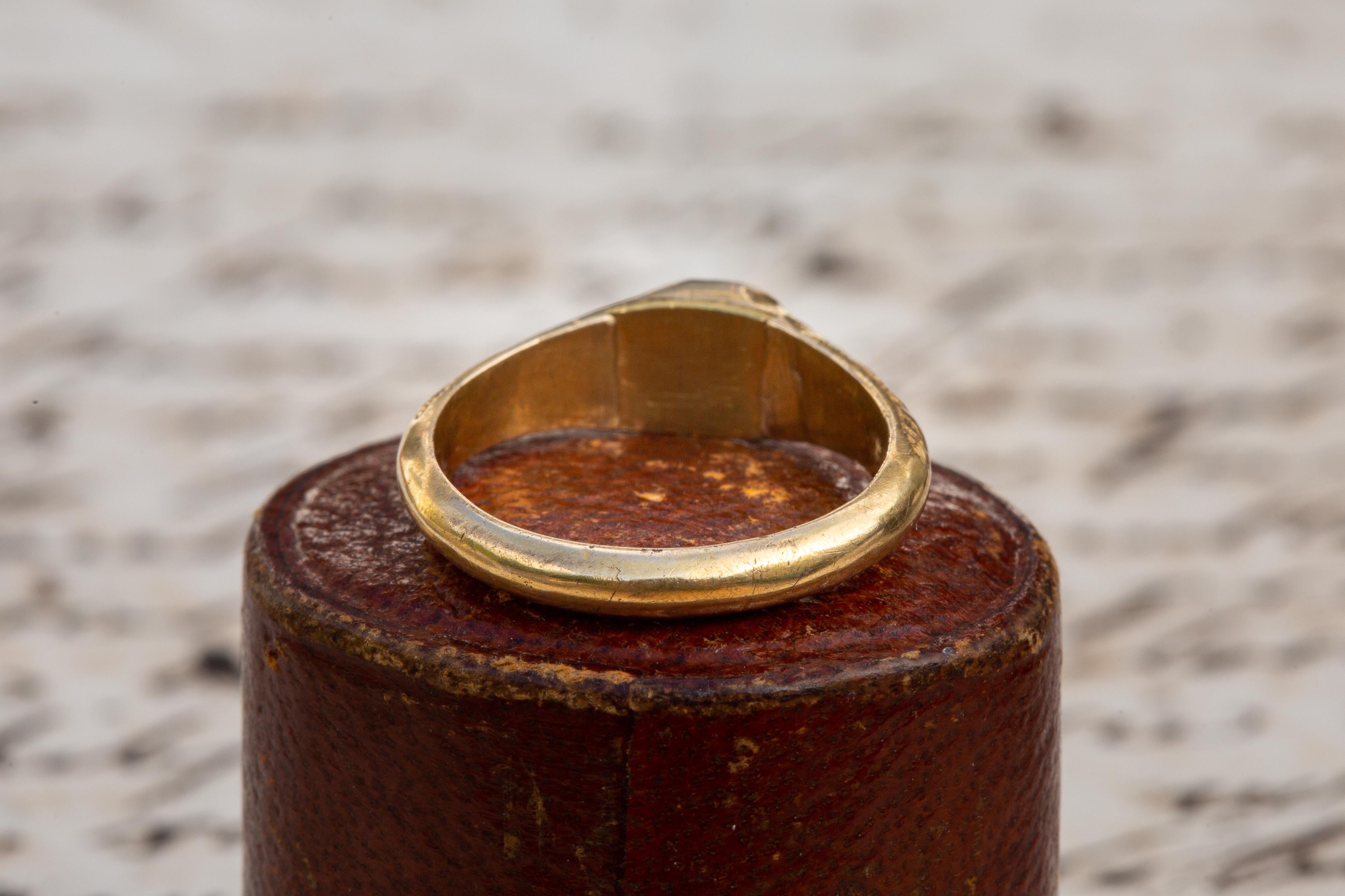 Mittelalterlicher Steigbügelring mit Gold- und Saphirgravur aus dem 14. bis 15. Jahrhundert für Damen oder Herren