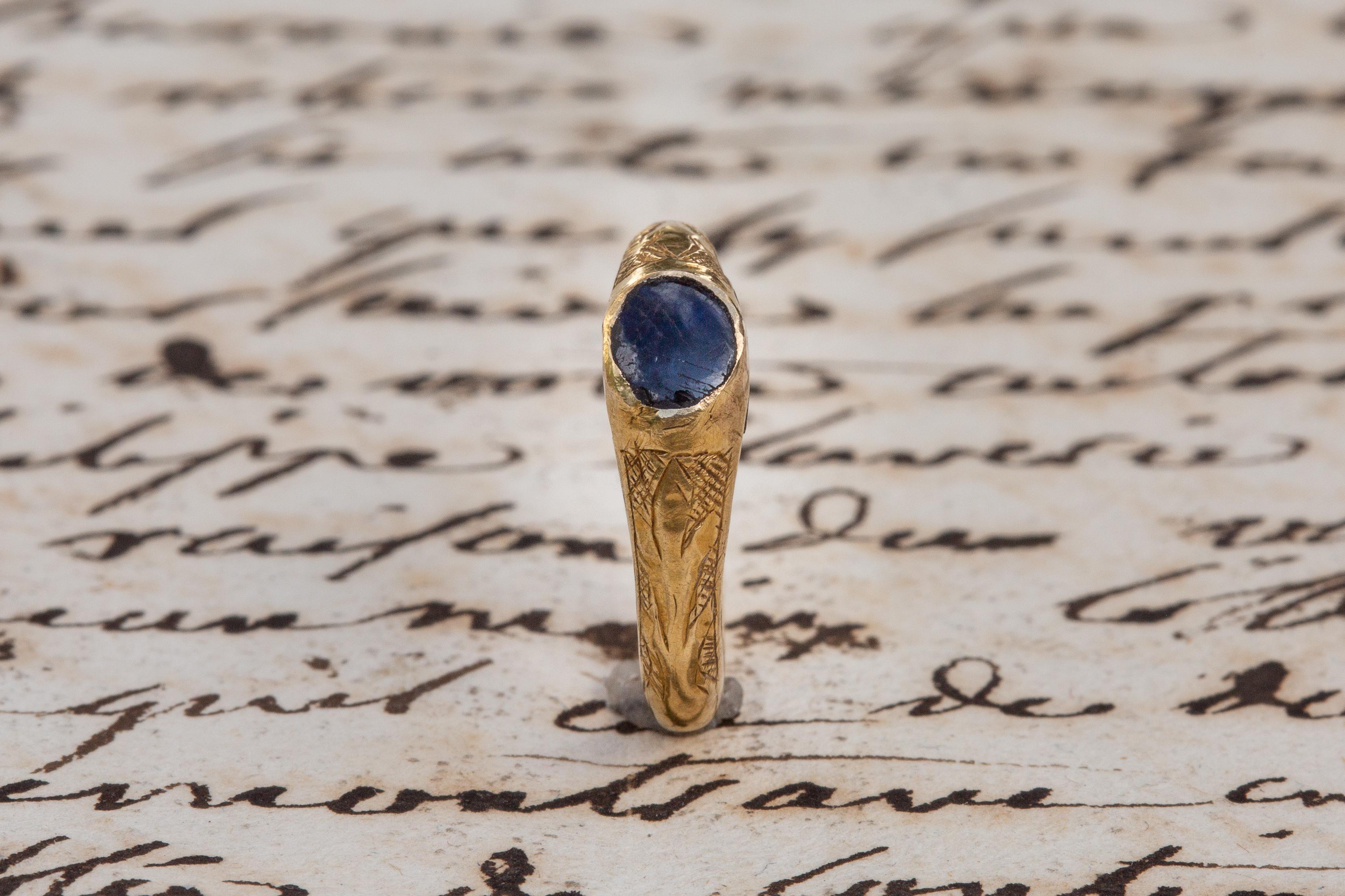  Bague étrier médiévale en or et saphir gravé avec étrier amulée, 14e-15e siècle Unisexe 