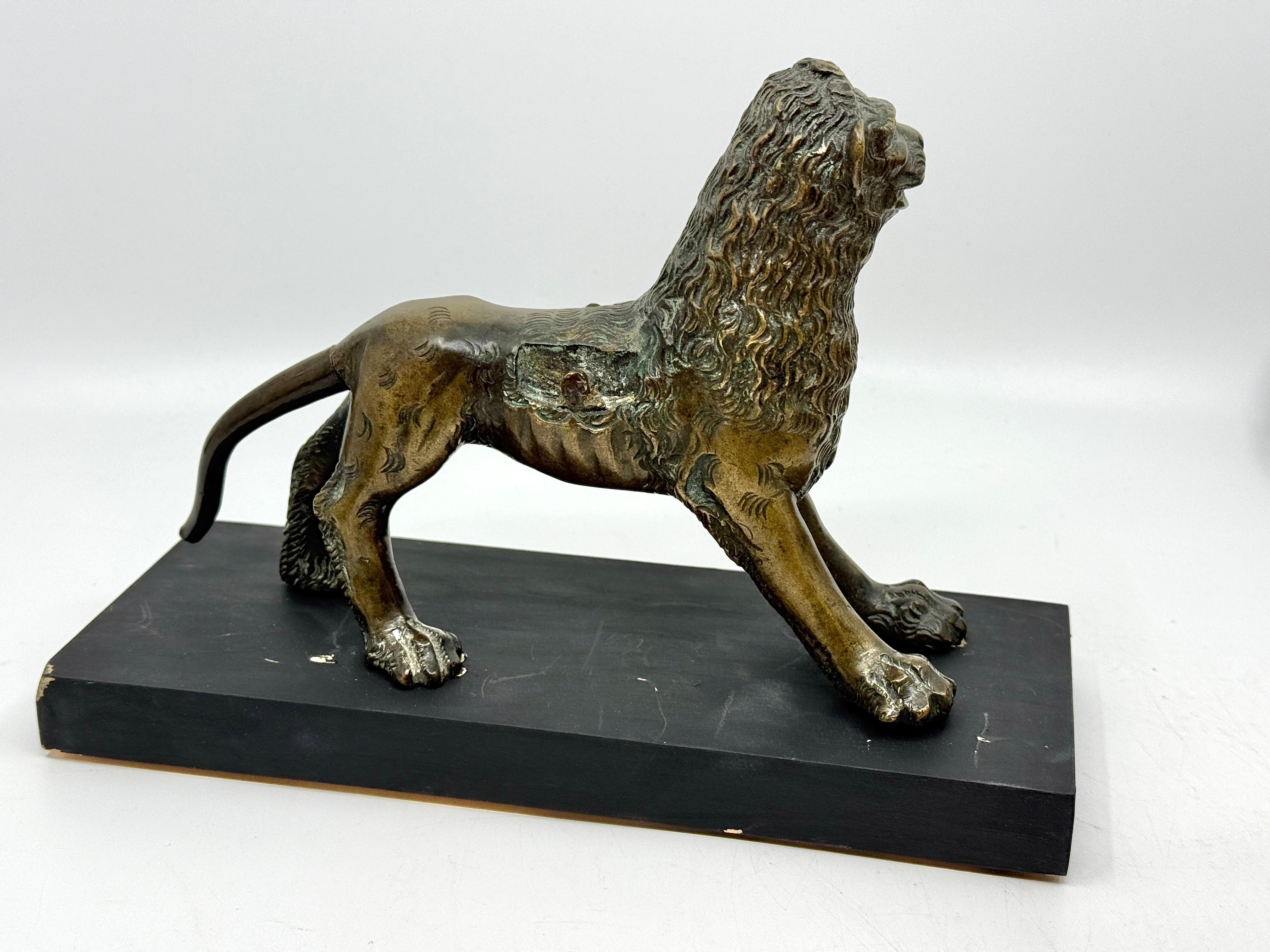 Fatto a mano Medieval Bronze Sculpture of a Lion in vendita