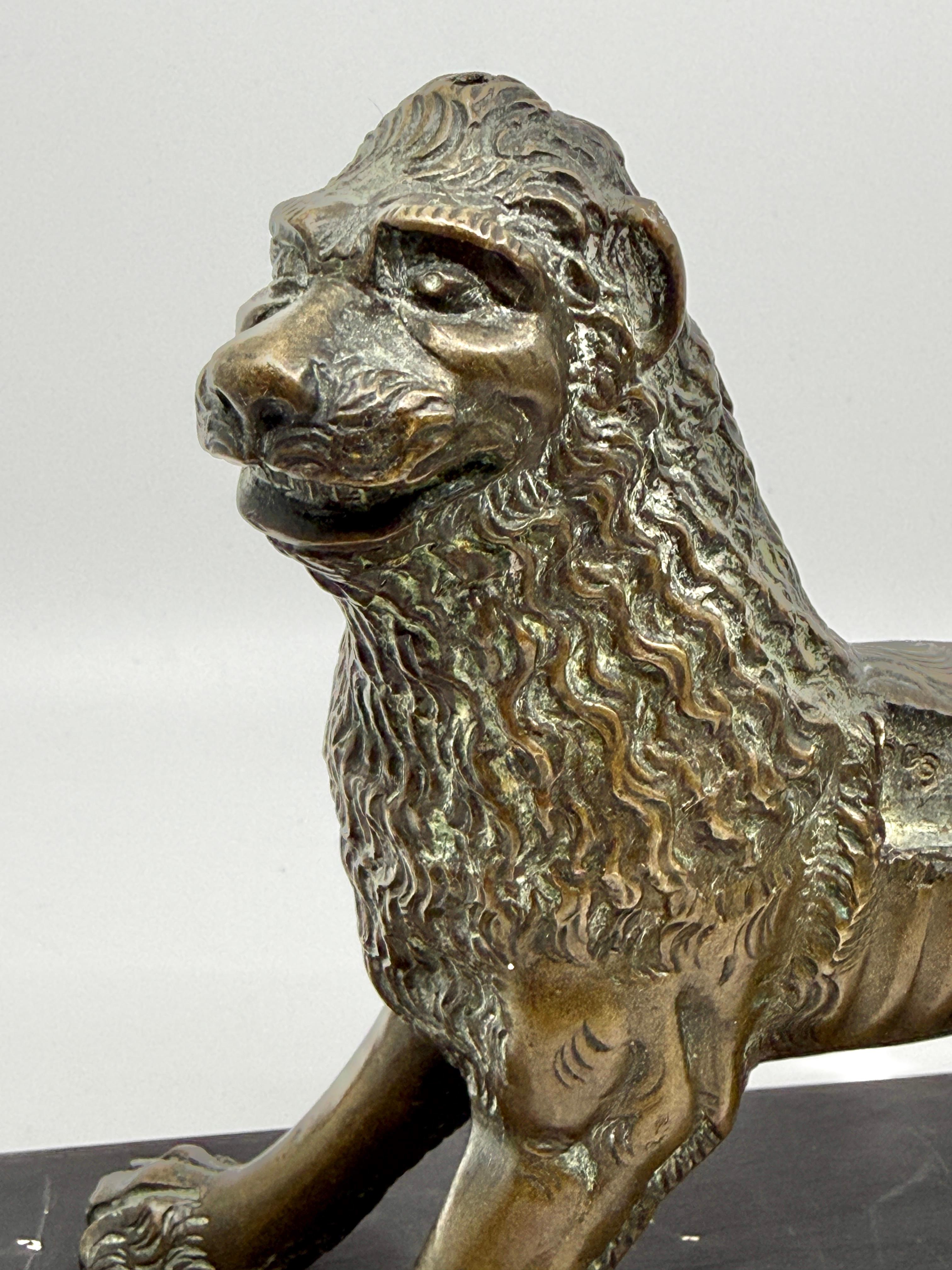 Fino al XVIII secolo Medieval Bronze Sculpture of a Lion in vendita