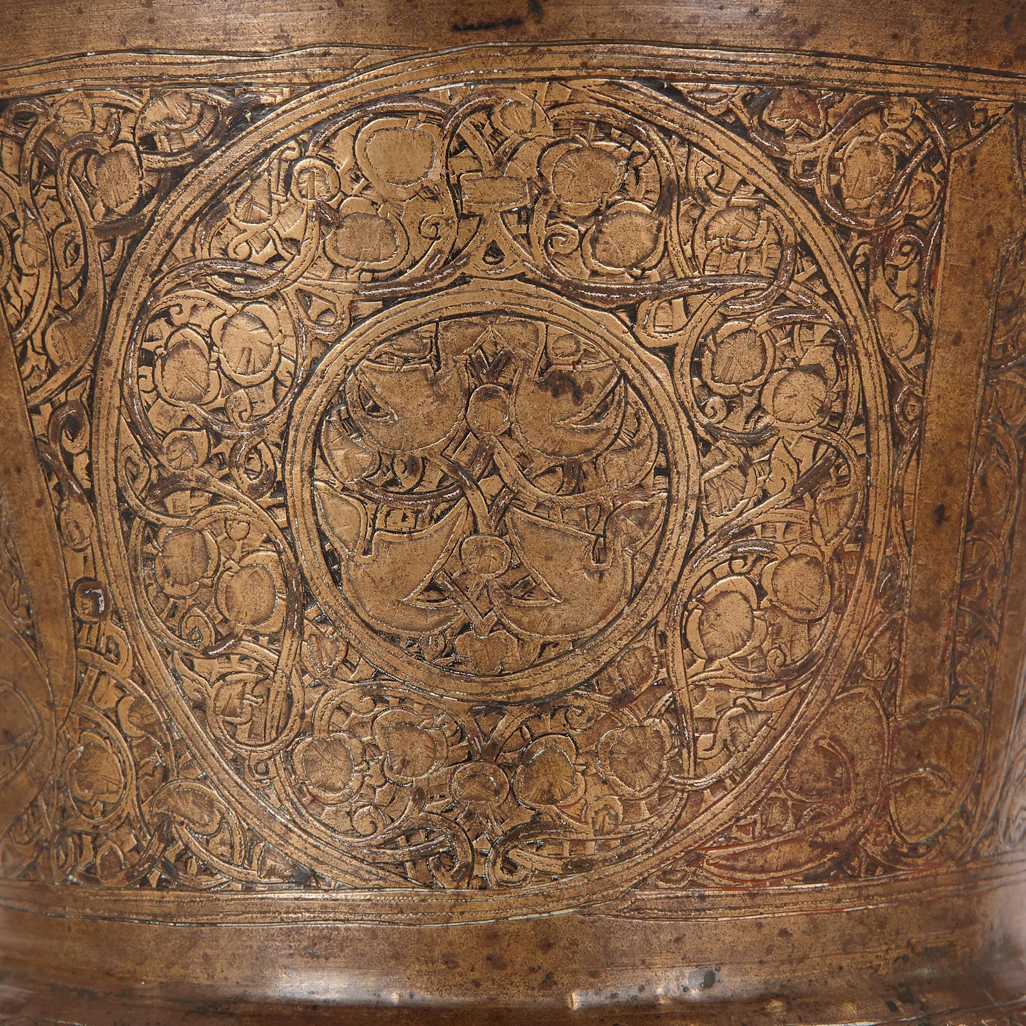 Mittelalterlicher ägyptischer Mamluk-Messing-Tablettständer mit Silberintarsien (Intarsie) im Angebot