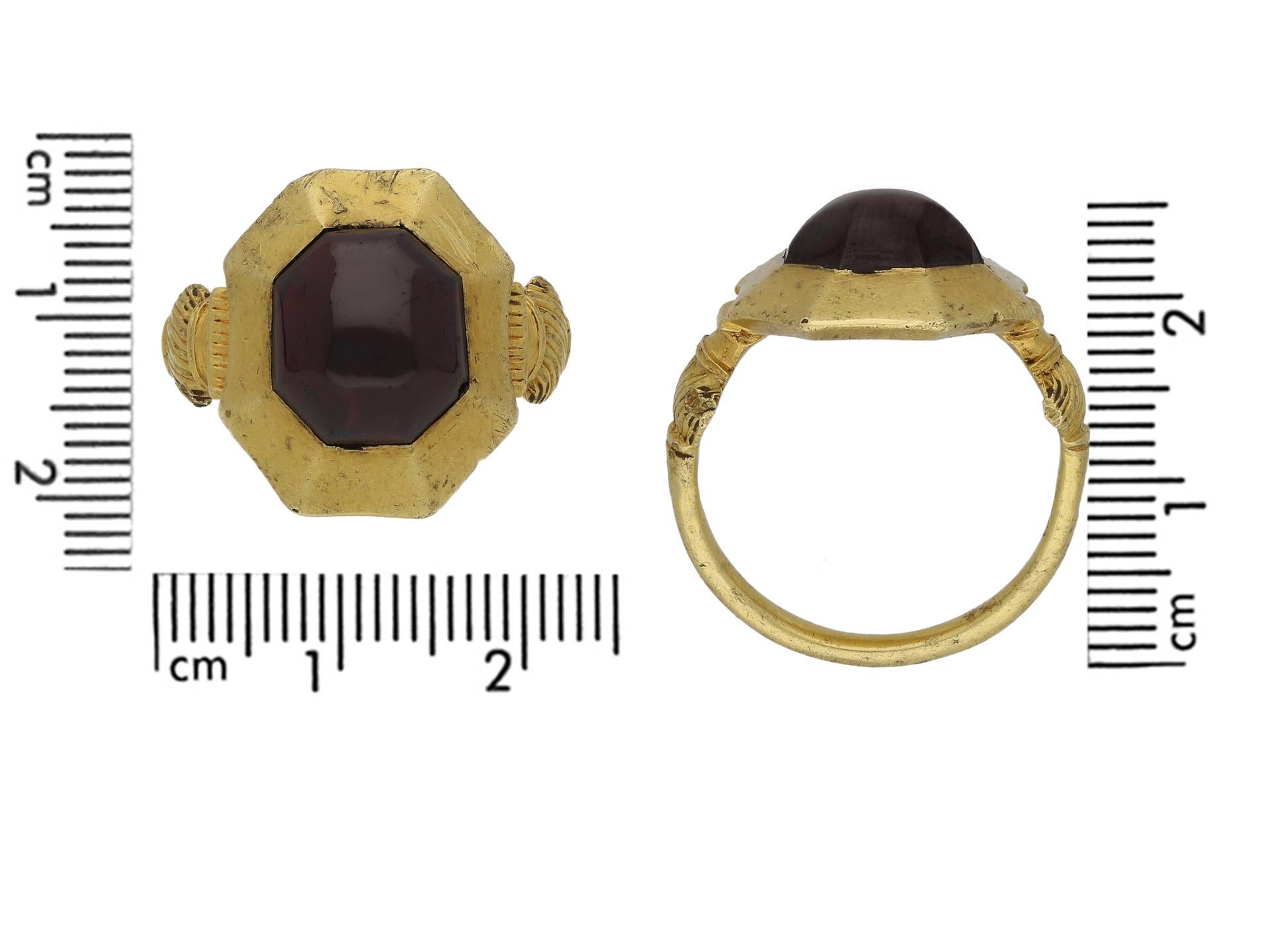 Bague médiévale cabochon de grenat, circa 1200-1400 Unisexe en vente