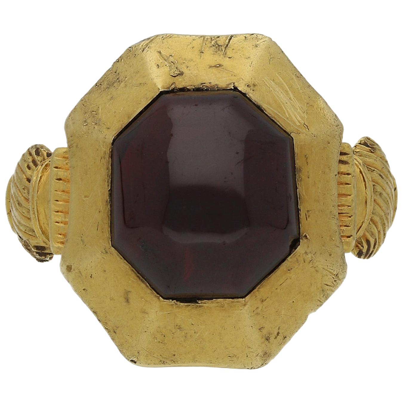 Mittelalterlicher Granat-Cabochon-Ring, ca. 1200-1400
