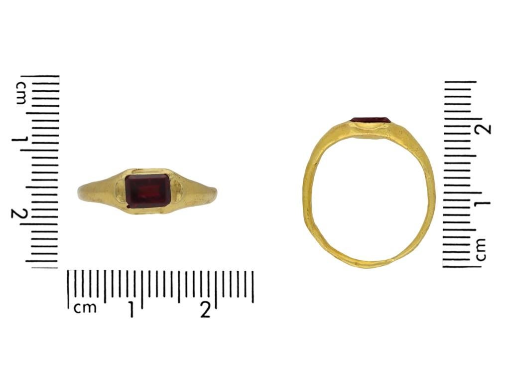 Bague médiévale en or et grenat, circa 13e-15e siècle Bon état - En vente à London, GB