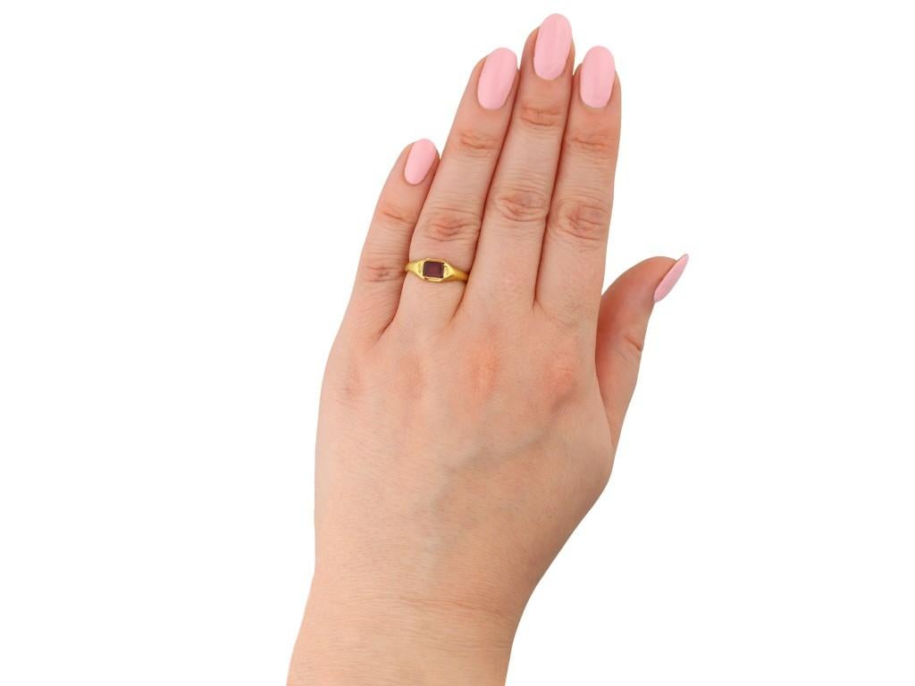 da uomo o donna Anello medievale in oro con granato, XIII-XV secolo circa in vendita